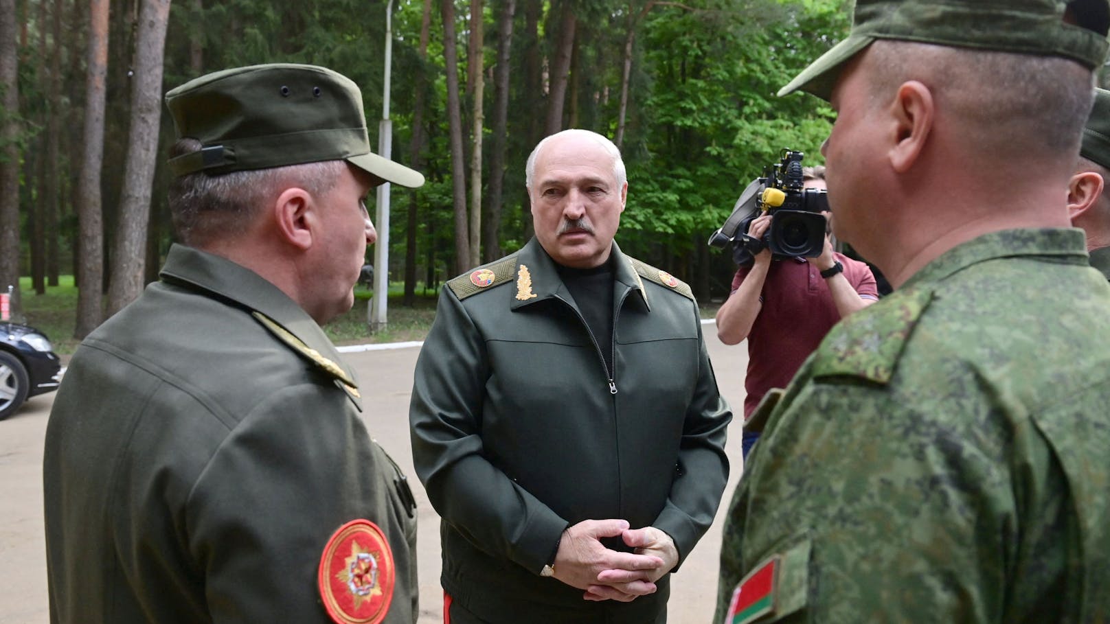 Putin-Freund schickt seine Armee in großes Manöver