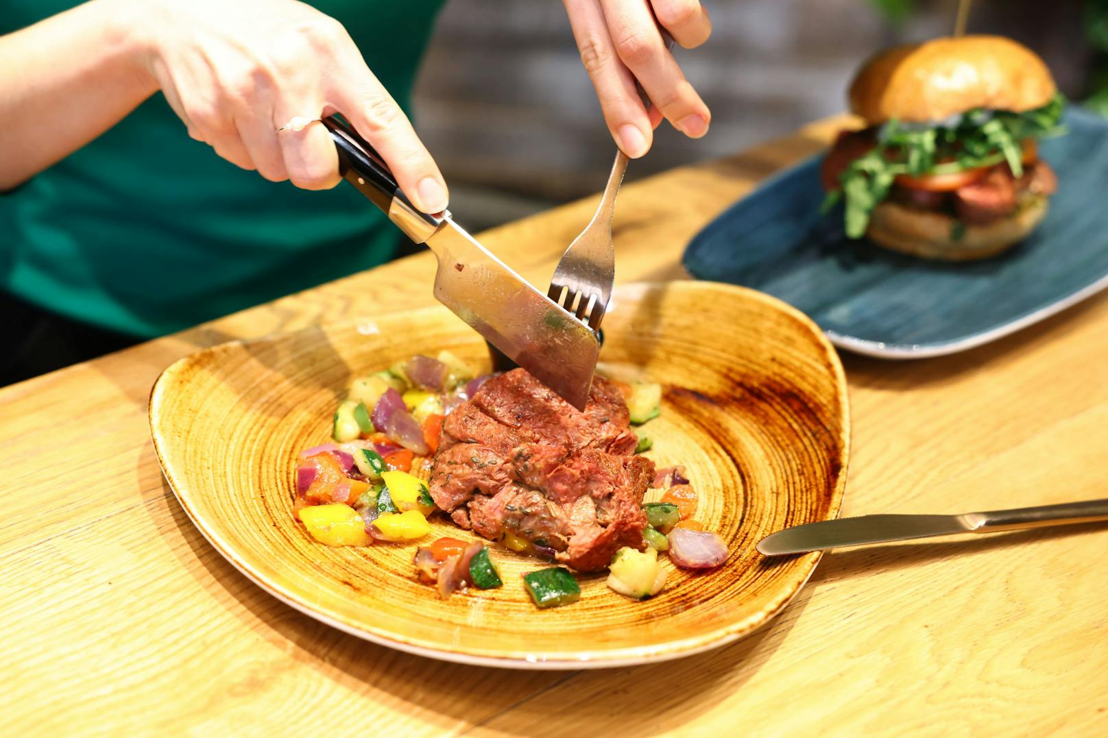 Bei Le Burger kann man das pflanzliche Steak ab Mittwoch essen.