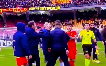 Trainer D'Aversa setzt zur Kopfnuss an.&nbsp;