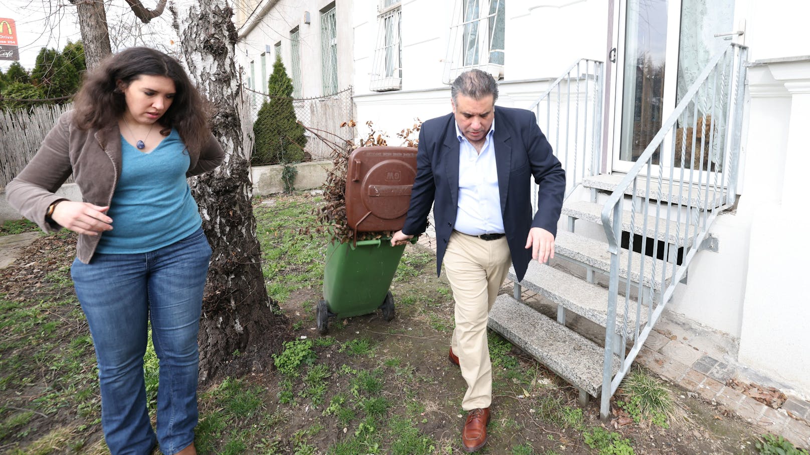 Ohne das Tor müssten die beiden die Biotonne durch das Wohnzimmer in den Garten schleppen.&nbsp;