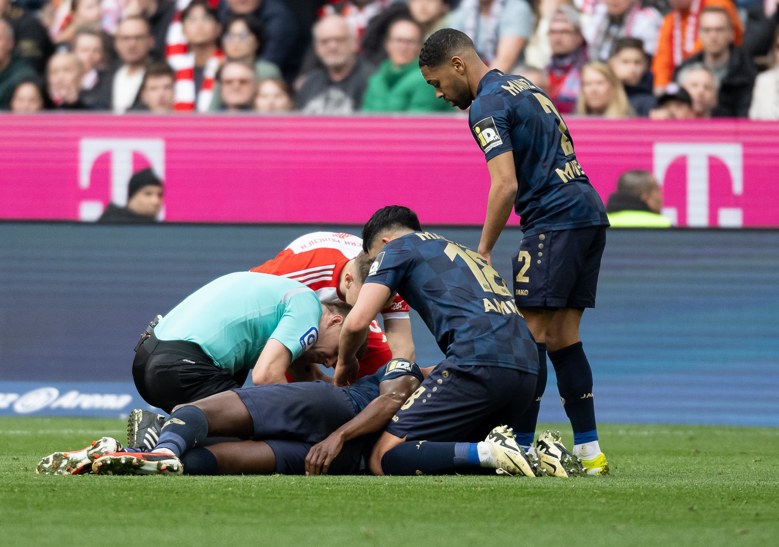 Schiedsrichter Patrick Ittrich rettet Josuha Guilavogui das Leben.