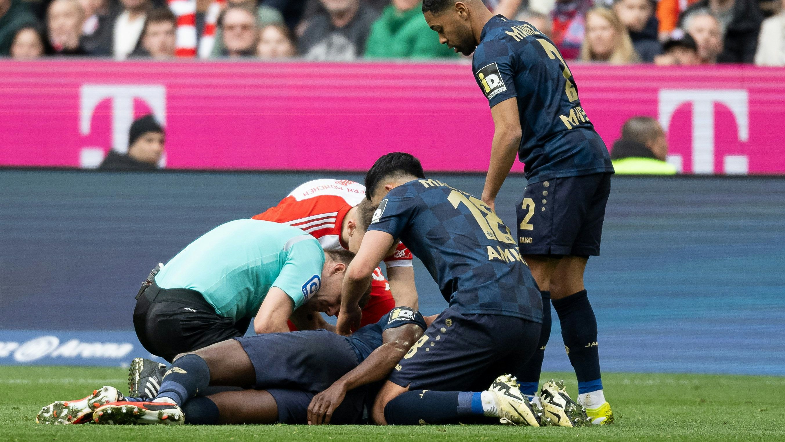 Schiedsrichter Patrick Ittrich rettet Josuha Guilavogui das Leben.