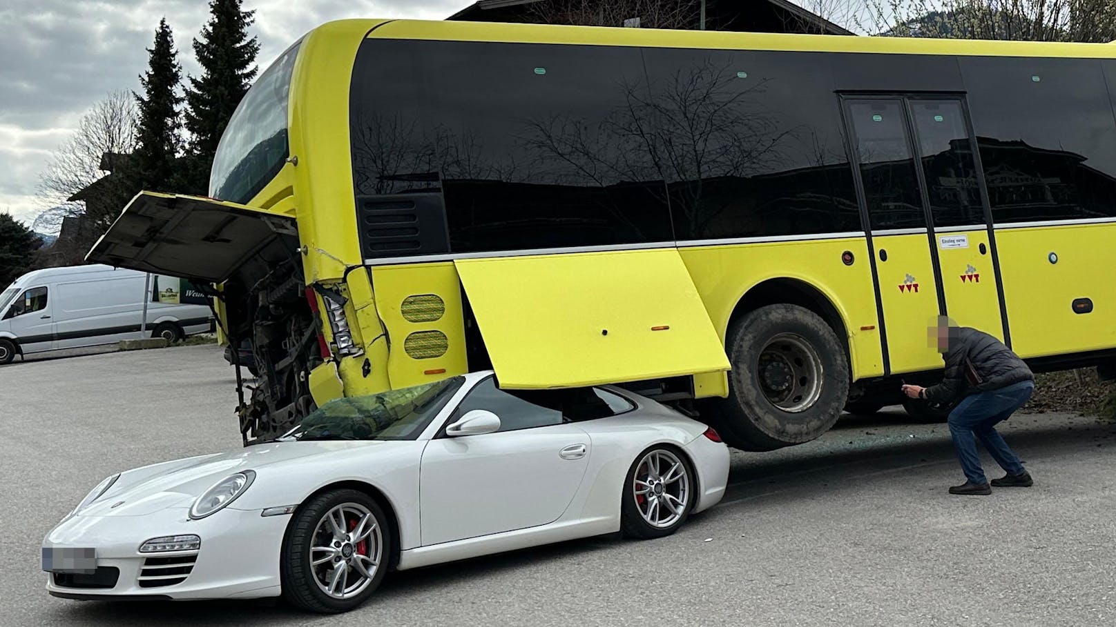 Erst teurer Porsche stoppt "Geisterfahrt" von Linienbus