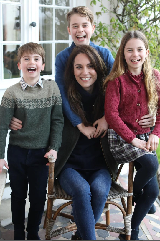 Dieses Bild, das Kate mit ihren Kindern zeigt, wurde wegen Manipulationsverdachts gelöscht