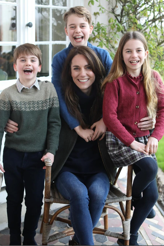 Dieses Bild, das Kate mit ihren Kindern zeigt, wurde wegen Manipulationsverdachts gelöscht