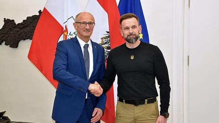 Unterzeichnung der Rahmenvereinbarung zwischen dem Land Tirol (LH Anton Mattle) und dem Regionalverwalter der Oblast Transkarpatien Viktor Mykyta.