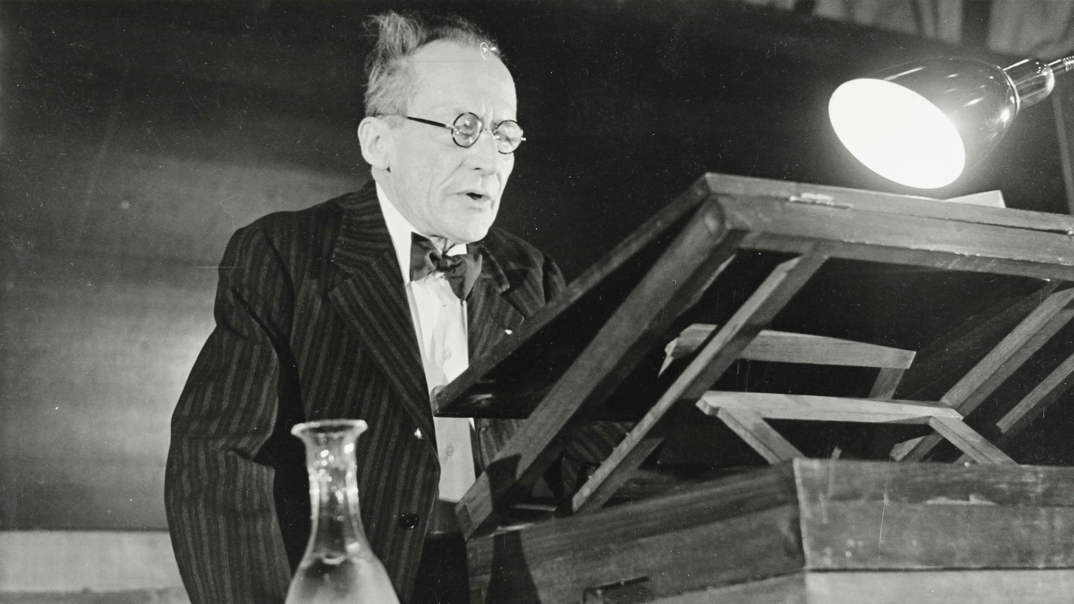 Der österreichische Pysiker Erwin Schrödinger bei seiner Antrittsvorlesung an der Universität Wien am 13. April 1956