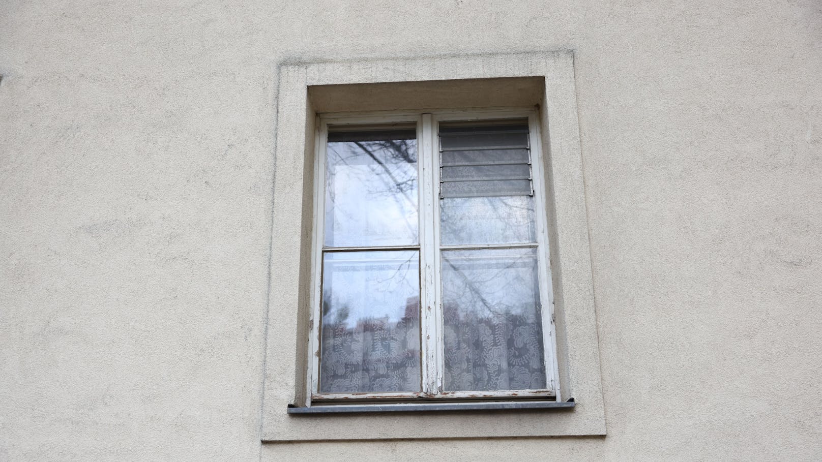 Die alten Holzfenster sind verzogen und dichten nicht mehr richtig.&nbsp;