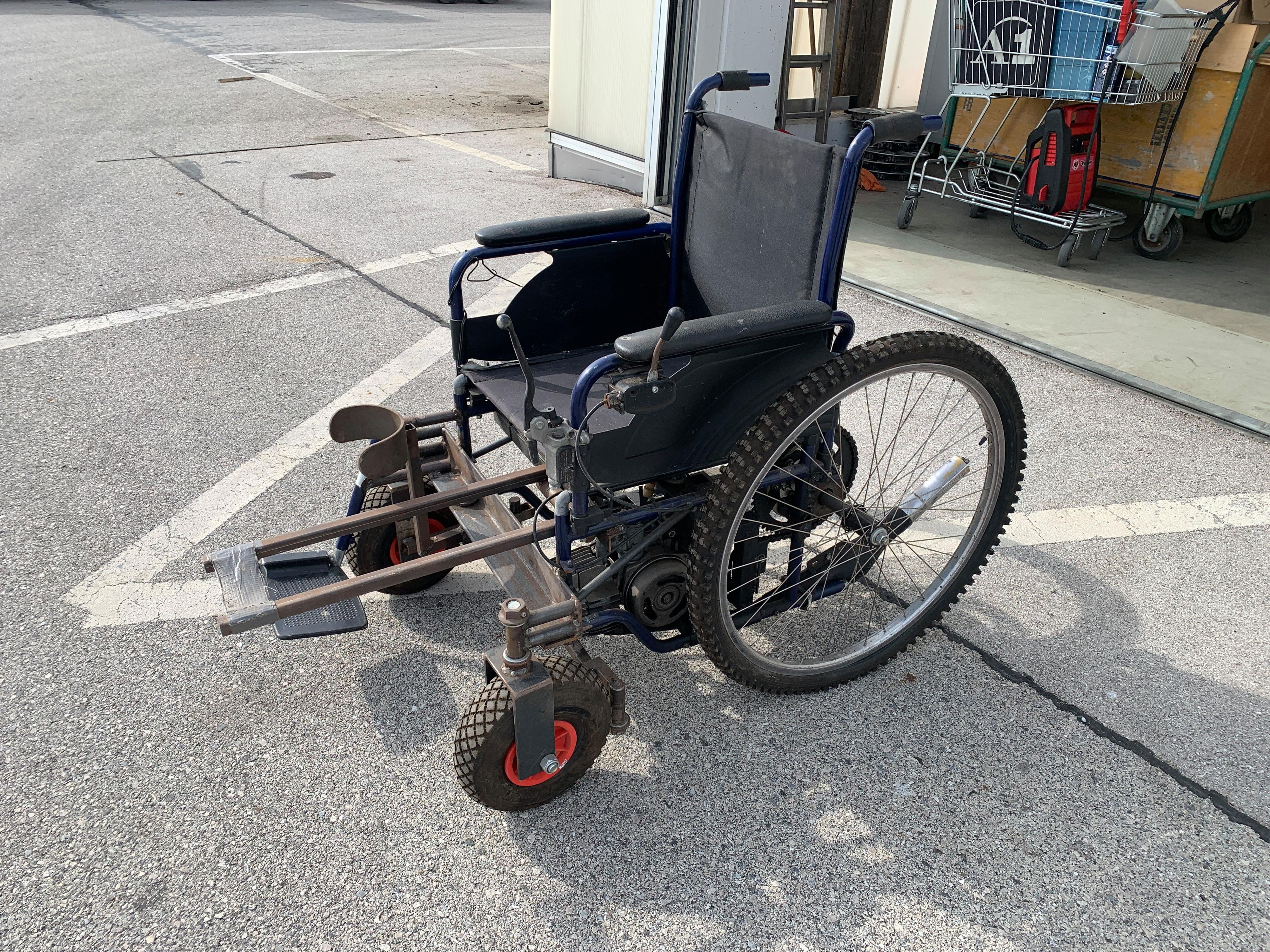 Benzinrollstuhl kommt nun unter den Hammer.