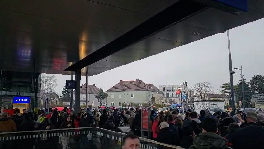 Hunderte Fahrgäste warten am Bahnhof Süßenbrunn auf den Schienenersatzverkehr.
