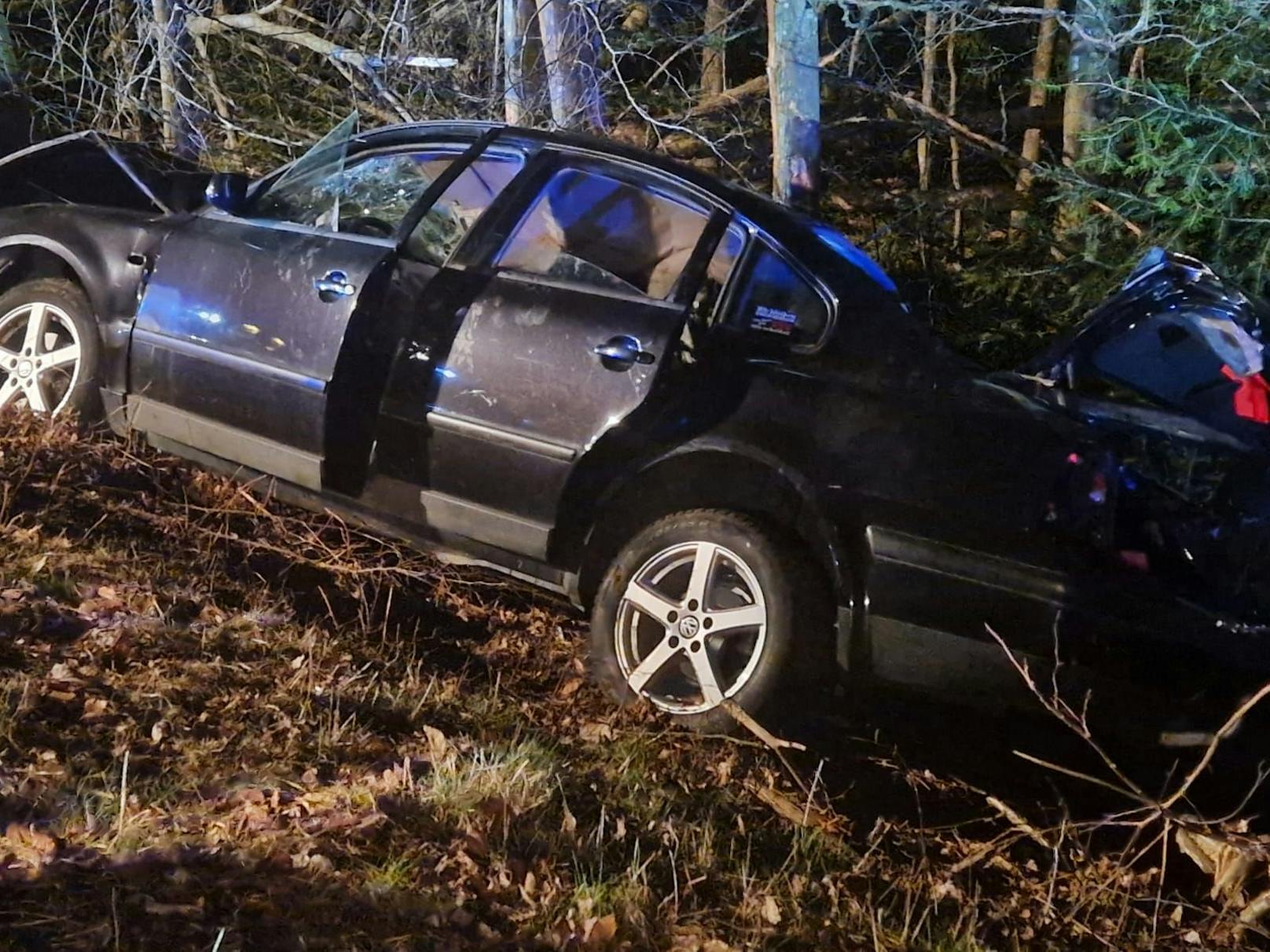 Am späten Sonntagabend ereignete sich auf der L2111 in der Pfalzau nahe Pressbaum ein tragischer Verkehrsunfall, der vier Insassen schwer verletzte.