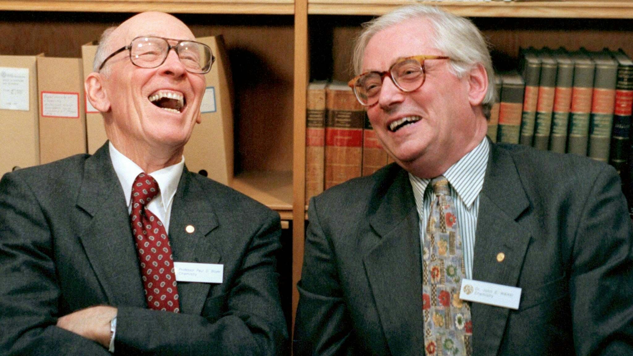 Chemie-Nobelpreis 1997: Der US-Amerikaner Paul D. Boyer (l.) and der Brite John E. Walker vor der Preisverleihung am 7. Dezember in Stockholm 