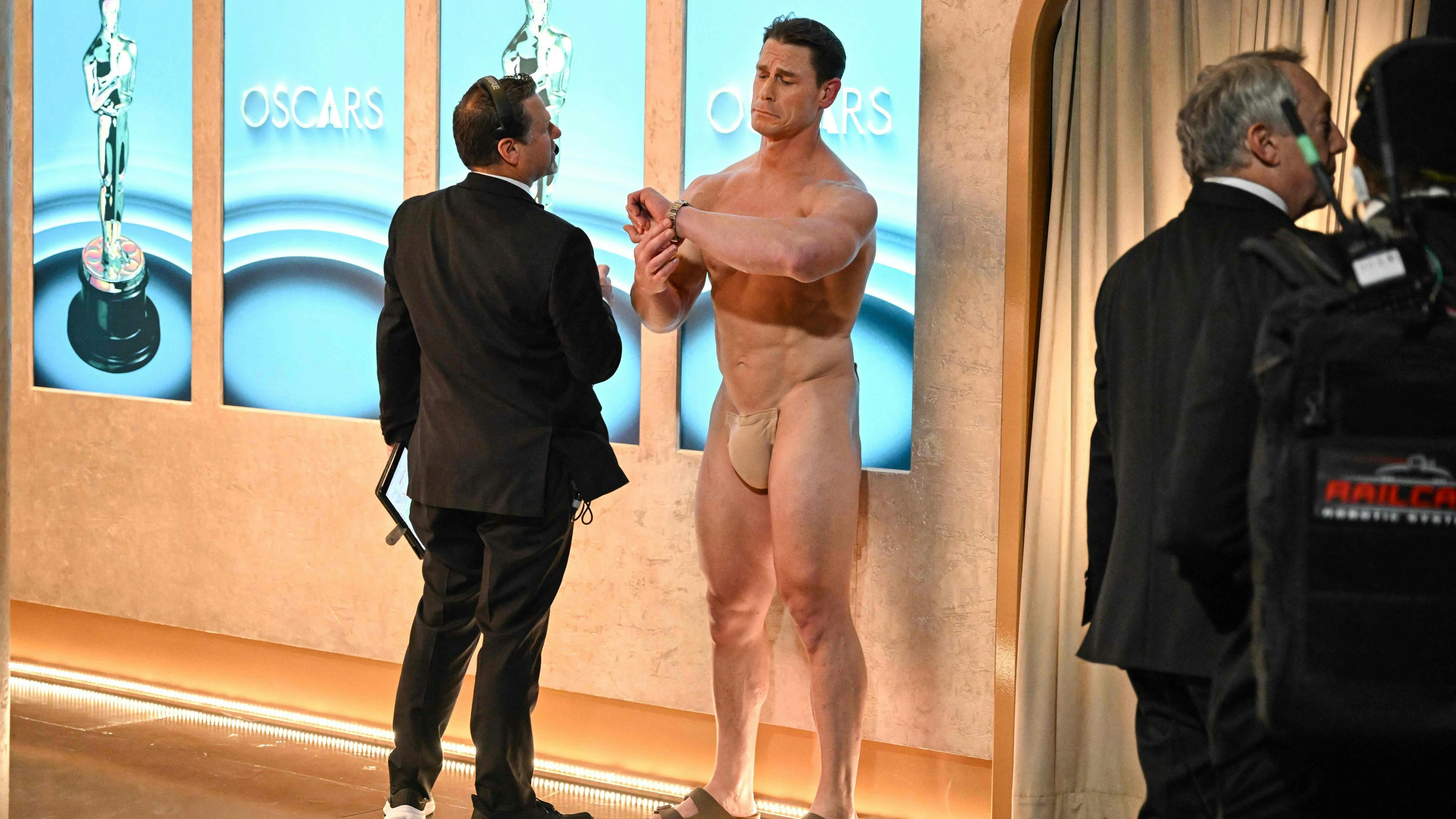 John Cena hatte doch (ein bisschen) etwas bei den Oscars 2024 an.