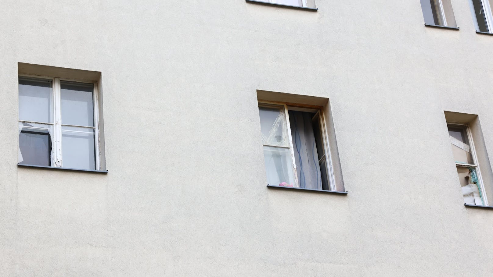 Seit dem Bau im Jahr 1954 wurden die Fenster nicht ausgetauscht, obwohl der Bau 1994 saniert wurde.&nbsp;