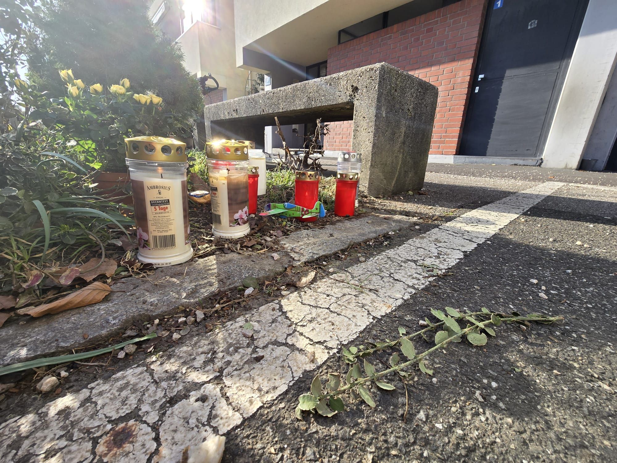 Am Unfallort wurden Trauerkerzen und ein Spielzeugflieger abgestellt.