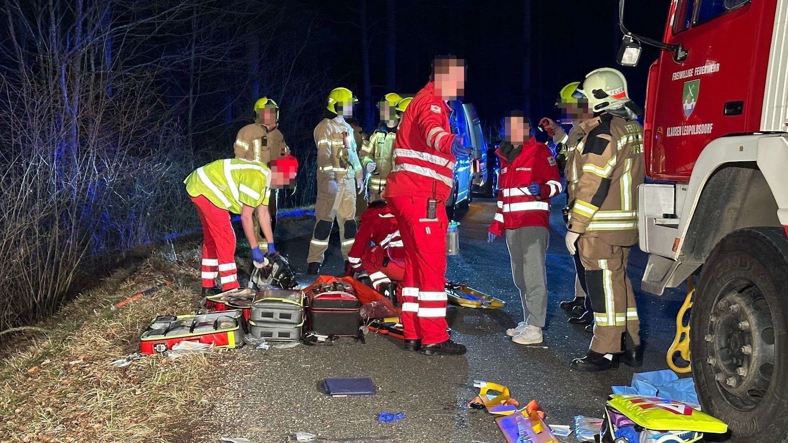 Zwei weitere Insassen waren im Wrack eingeklemmt und mussten unter Einsatz hydraulischer Rettungsgeräte von den Feuerwehren befreit werden.