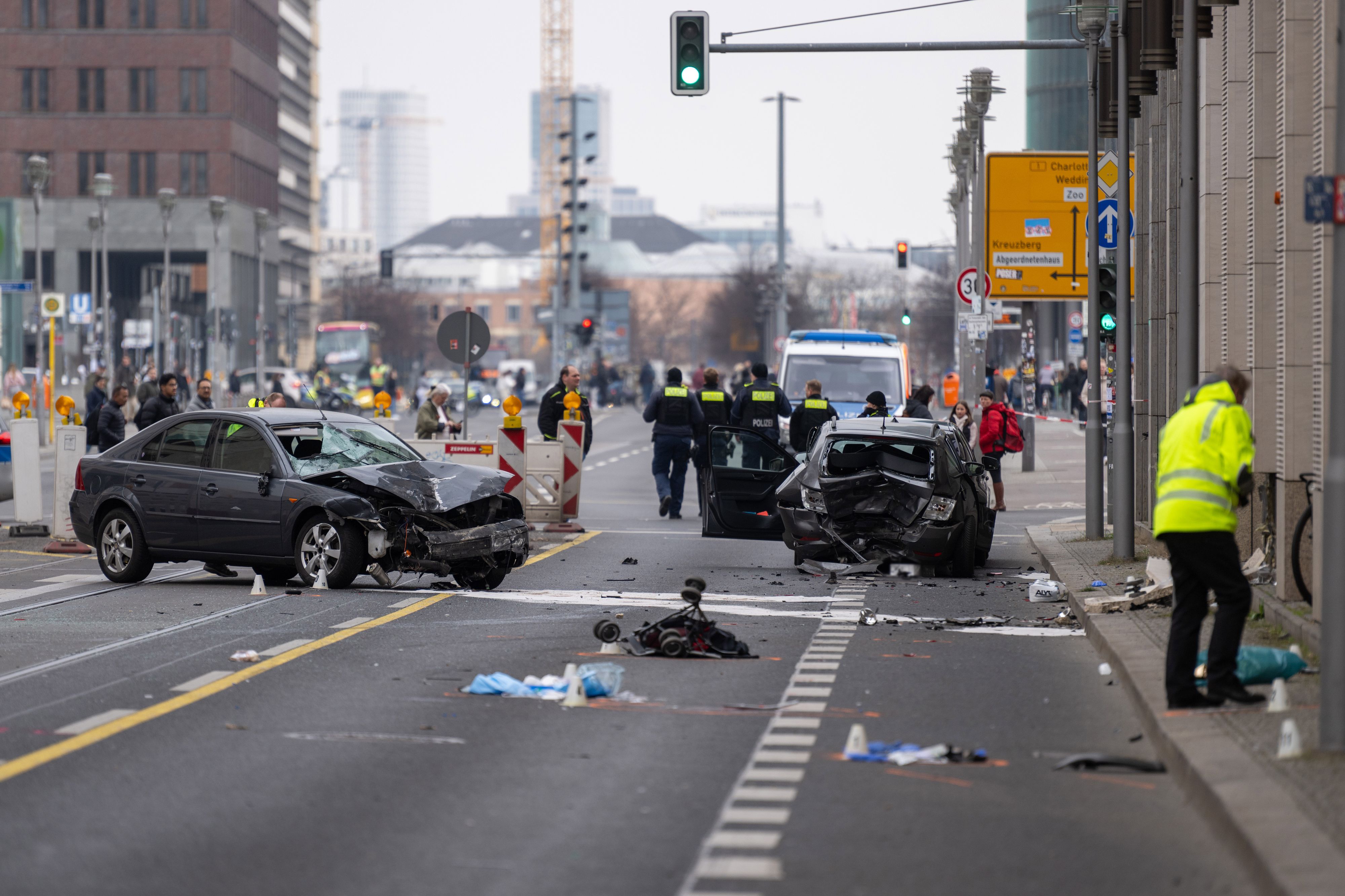 Polizisten an der Unfallstelle in der Leipziger Straße.