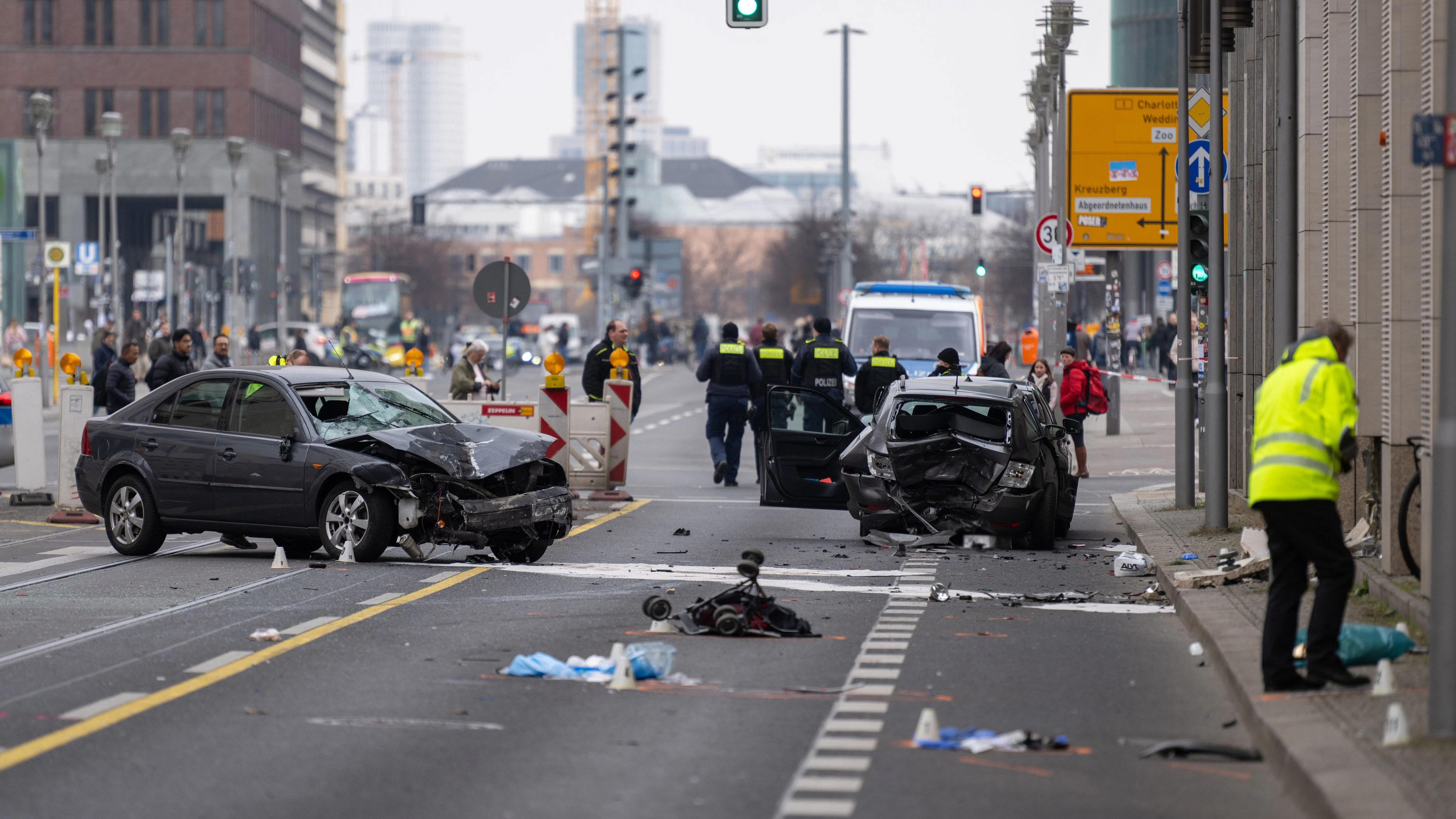 Polizisten an der Unfallstelle in der Leipziger Straße.