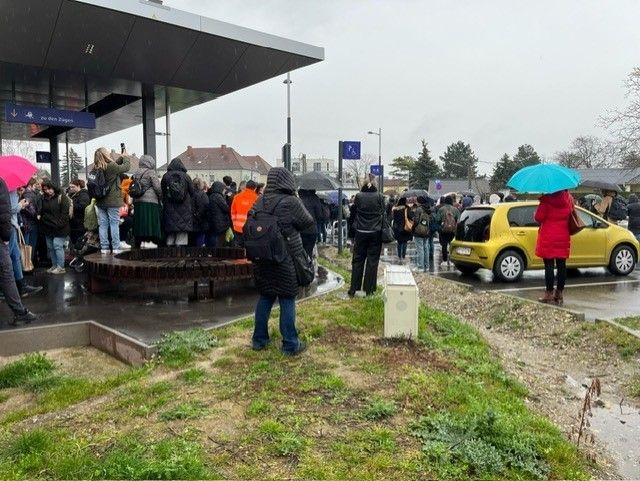 ÖBB-Ausfall – Hunderte Wien-Pendler Stehen Nun Im Regen – Community ...