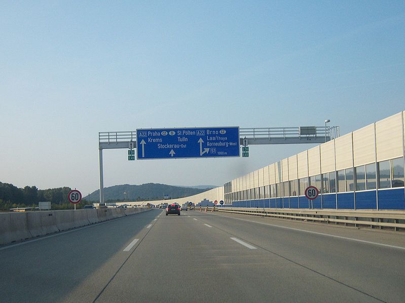 Lenker raste über die A22 (Symbolfoto)