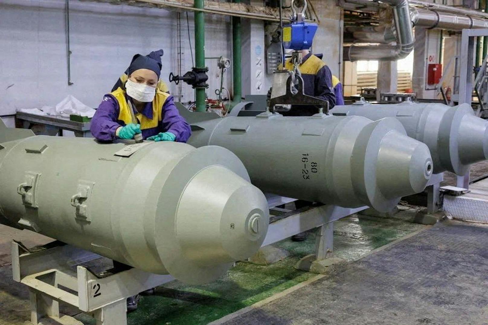 Dabei werden die FAB-1500 genannten "dummen" Bomben in einer Waffenfabrik nahe Moskau umgebaut und...