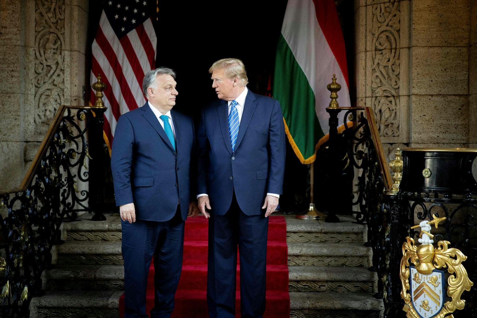 Der ungarische Premier <strong>Viktor Orban</strong> (l.) zu Besuch bei Ex-Präsident und Präsidentschaftskandidat <strong>Donald Trump</strong> in dessen Golfressort Mar-a-Lago in Florida am 8. März 2024.