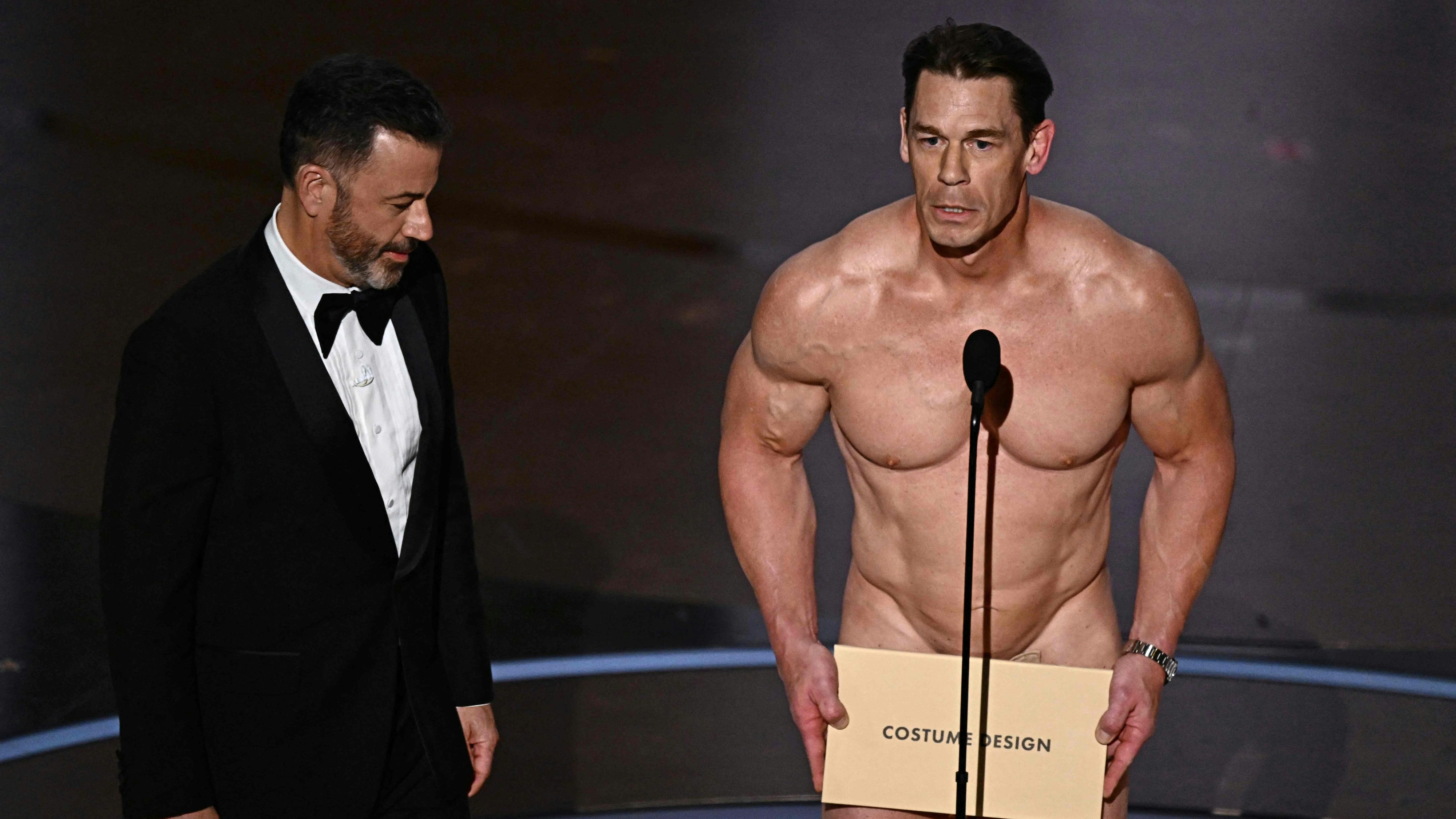 Moderator Jimmy Kimmel (L) schaut, dass bei "Flitzer" John Cena alles richtig sitzt