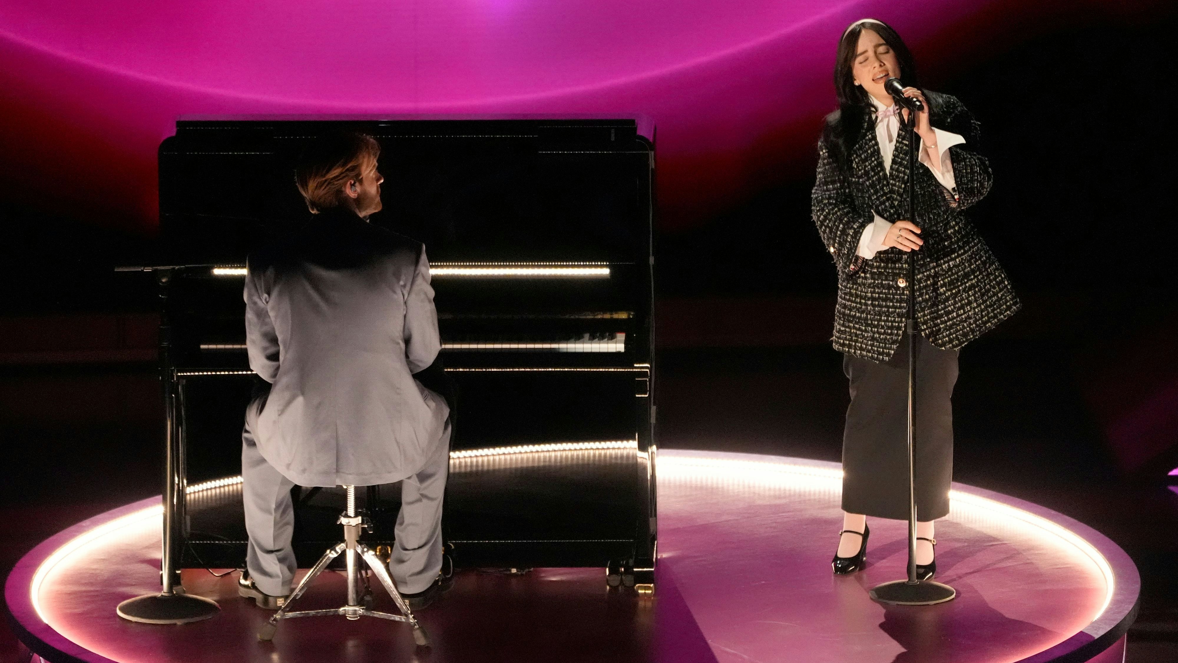 Billie Eilish singt während der Oscar-Show 2024 "What Was I Made For?" aus "Barbie"