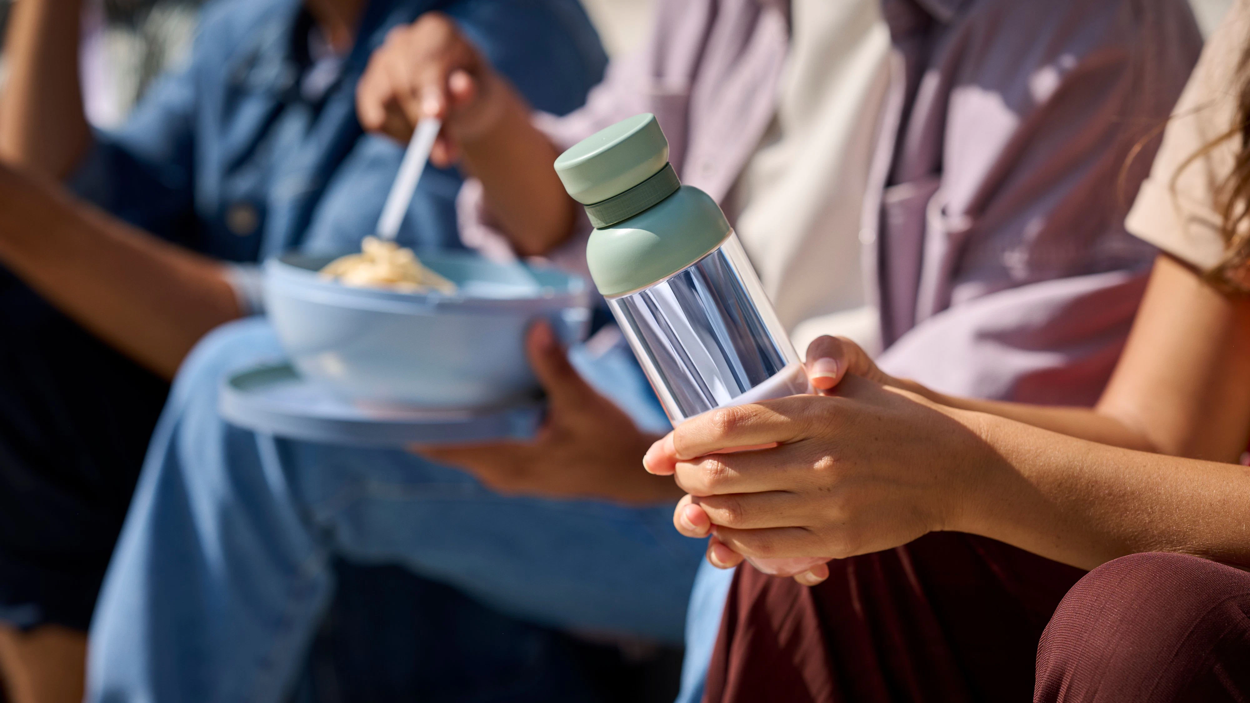 Die neue zwei-teilige To-Go Kollektion VITA, bestehend aus einer Lunchbowl und einer Trinkflasche (im Bild) ist recycelbar, robust, langlebig und funktional.