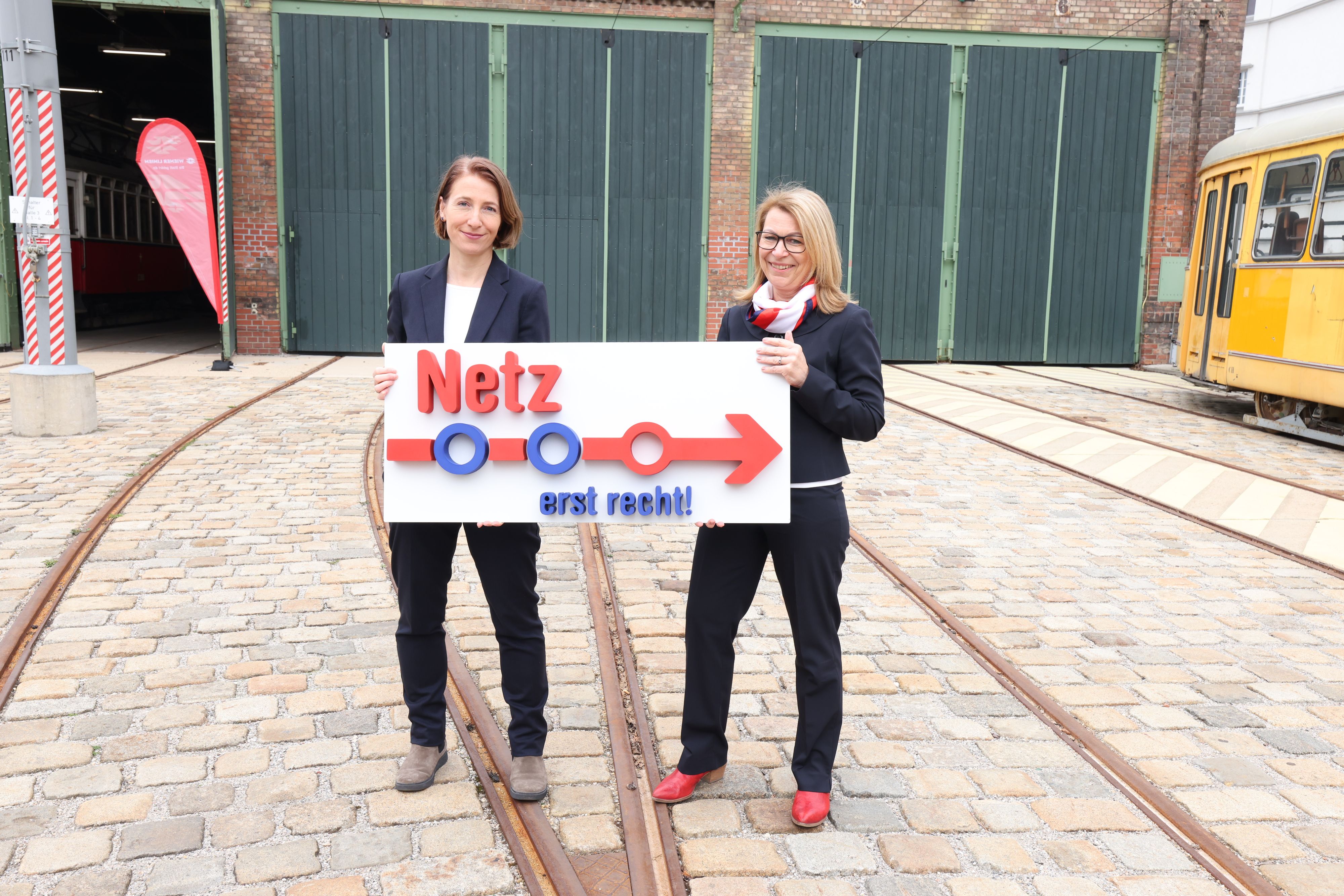 Gudrun Senk, Geschäftsführerin der Wiener Linien für den technischen Bereich, und Alexandra Reinagl,  Vorsitzende Geschäftsführerin der Wiener Linien, präsentieren die Modernisierungsoffensive 2024 für die Stadt Wien.