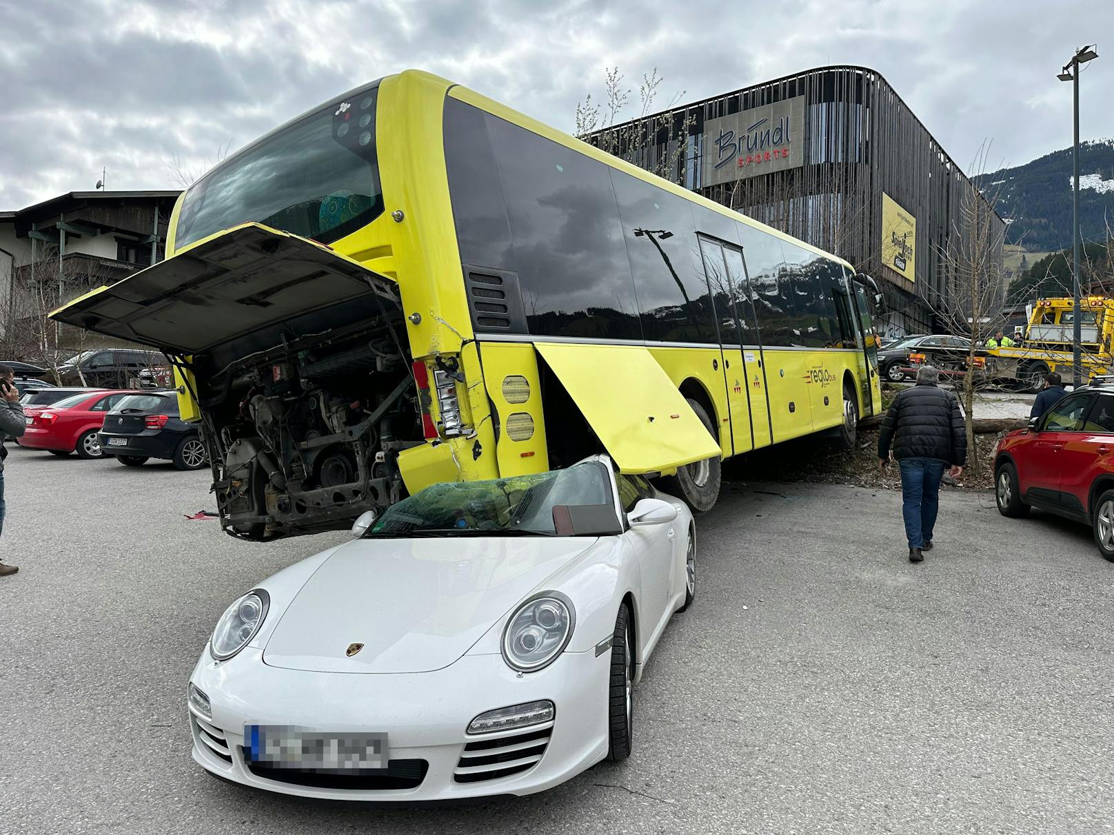 Spektakulärer Unfall in Fügen (T) am 11. März 2024: Ein Reisebus rollte von selbst los, knallte in geparkte Autos. Erst ein Porsche stoppte die "Geisterfahrt".