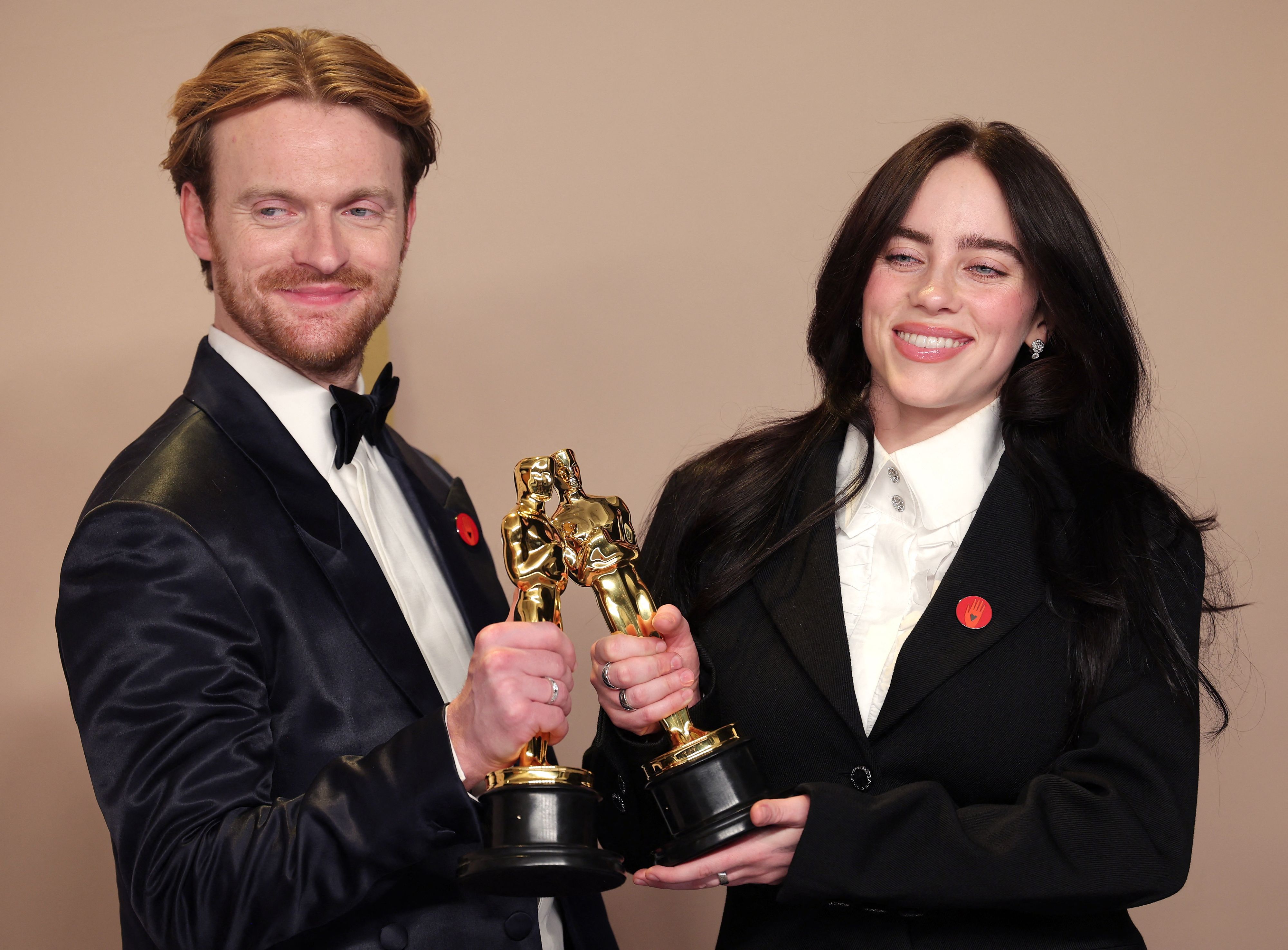 Billie Eilish und Finneas O'Connell posieren mit ihrem Oscar für den besten Originalsong für 