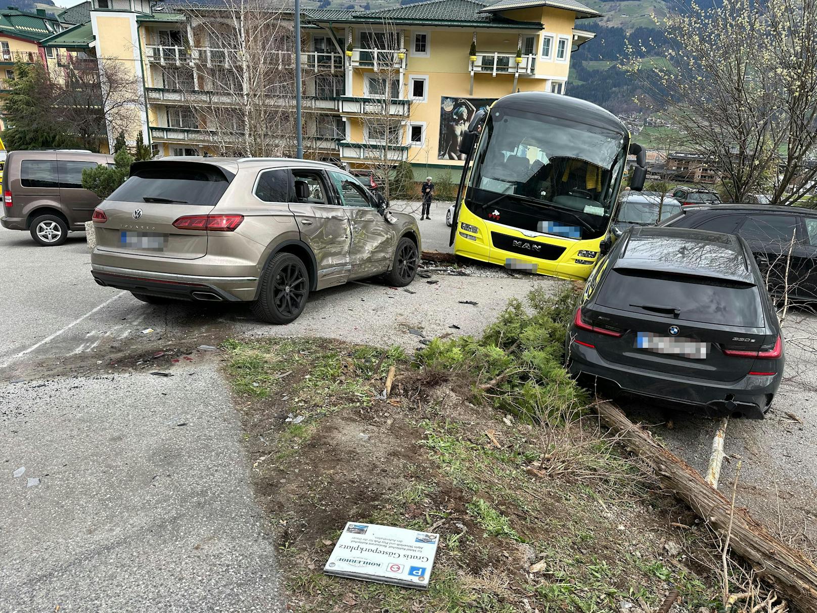 Spektakulärer Unfall in Fügen (T) am 11. März 2024: Ein Reisebus rollte von selbst los, knallte in geparkte Autos. Erst ein Porsche stoppte die "Geisterfahrt".