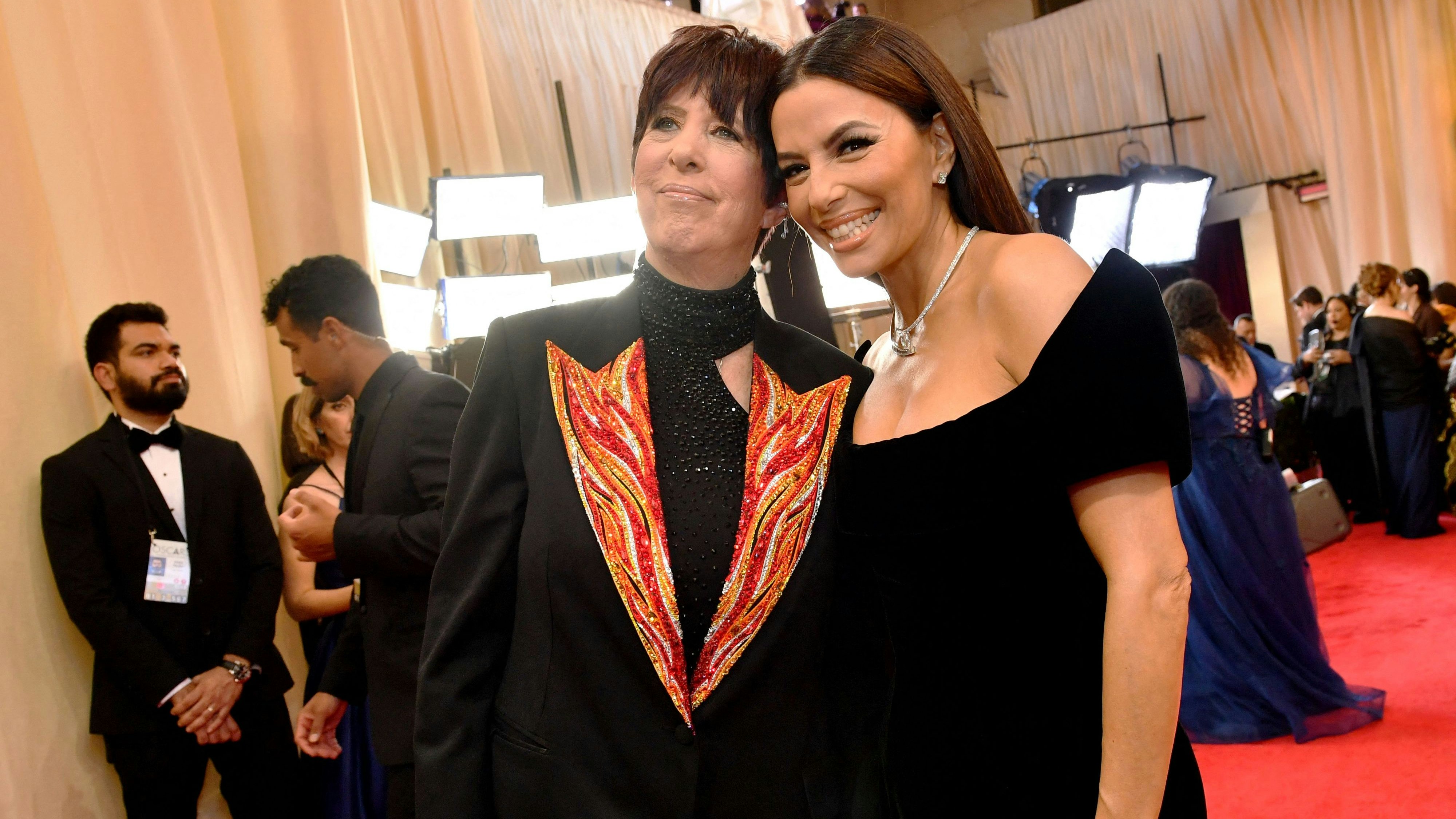 US-Songwriter Diane Warren (hier mit Eva Longoria, r.) nahm bei der Oscar-Verleihung einen neuen Anlauf, endlich die Statue zu bekommen