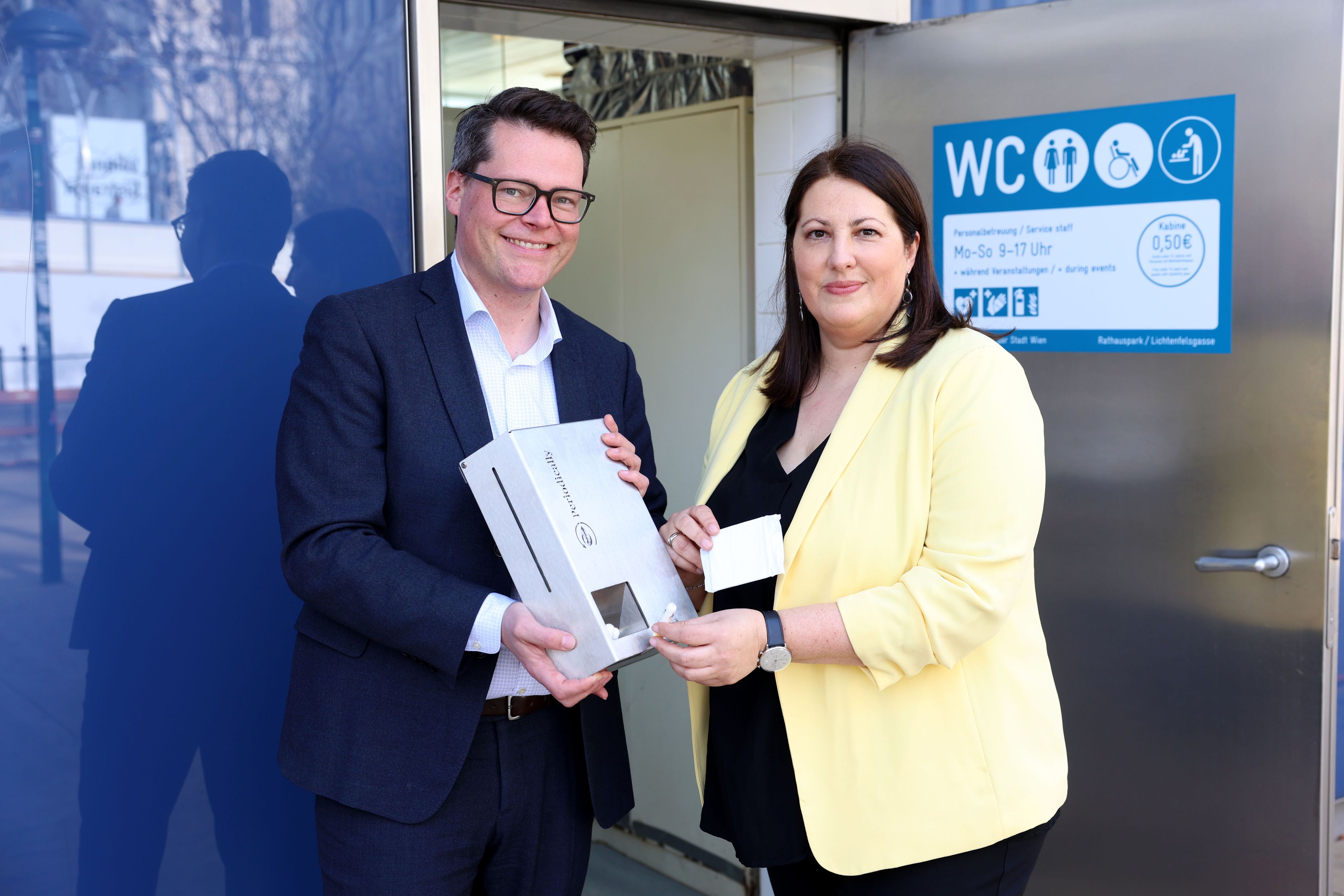 Vizebürgermeisterin Kathrin Gaál und MA 48-Stadtrat Jürgen Czernohorszky mit den Gratisspendern für Periodenprodukte.