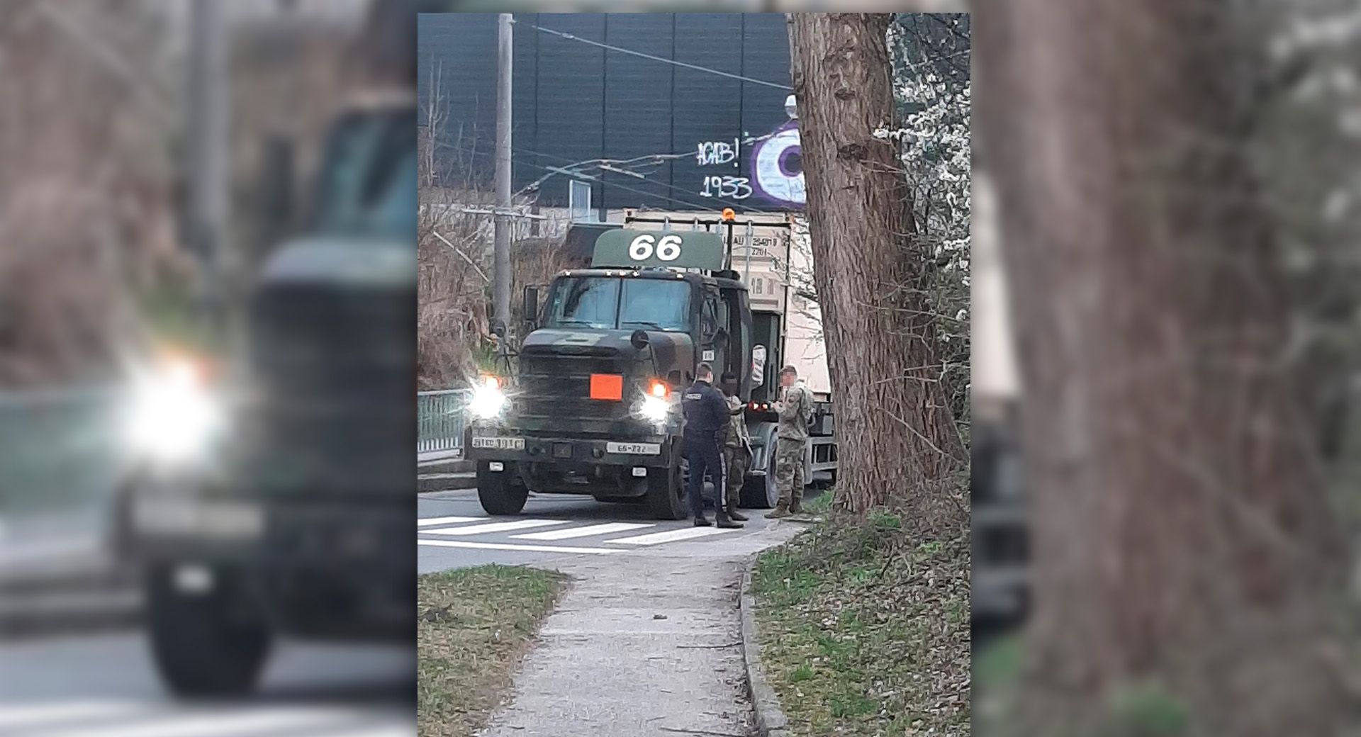 Die US-Armee krachte beim Transport in eine Oberleitung.