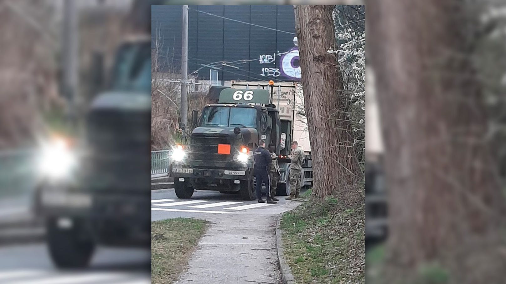 Militär-Lkw kracht in Oberleitung – Totalsperre der A1