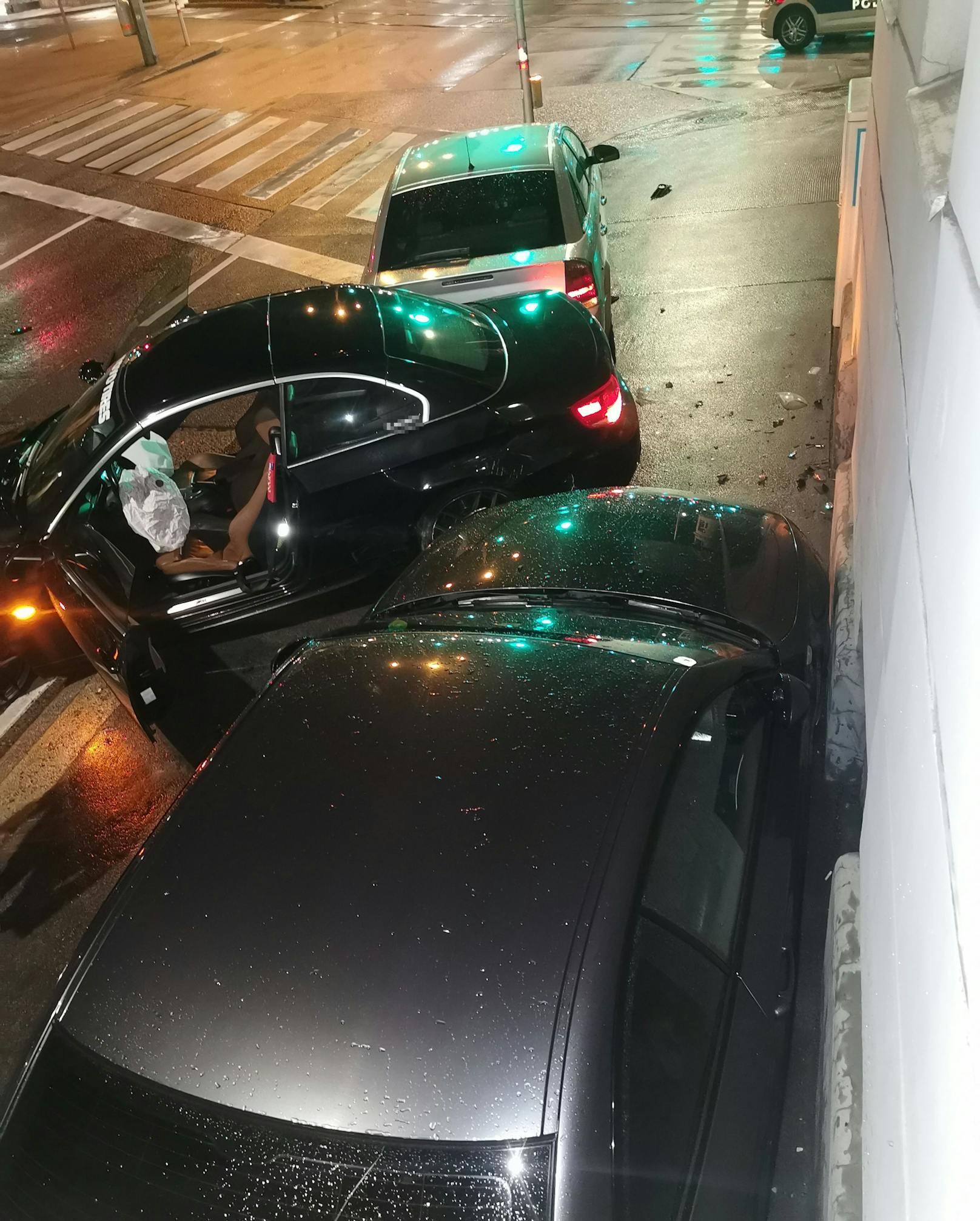 Der BMW krachte in die beiden geparkten Fahrzeuge. 