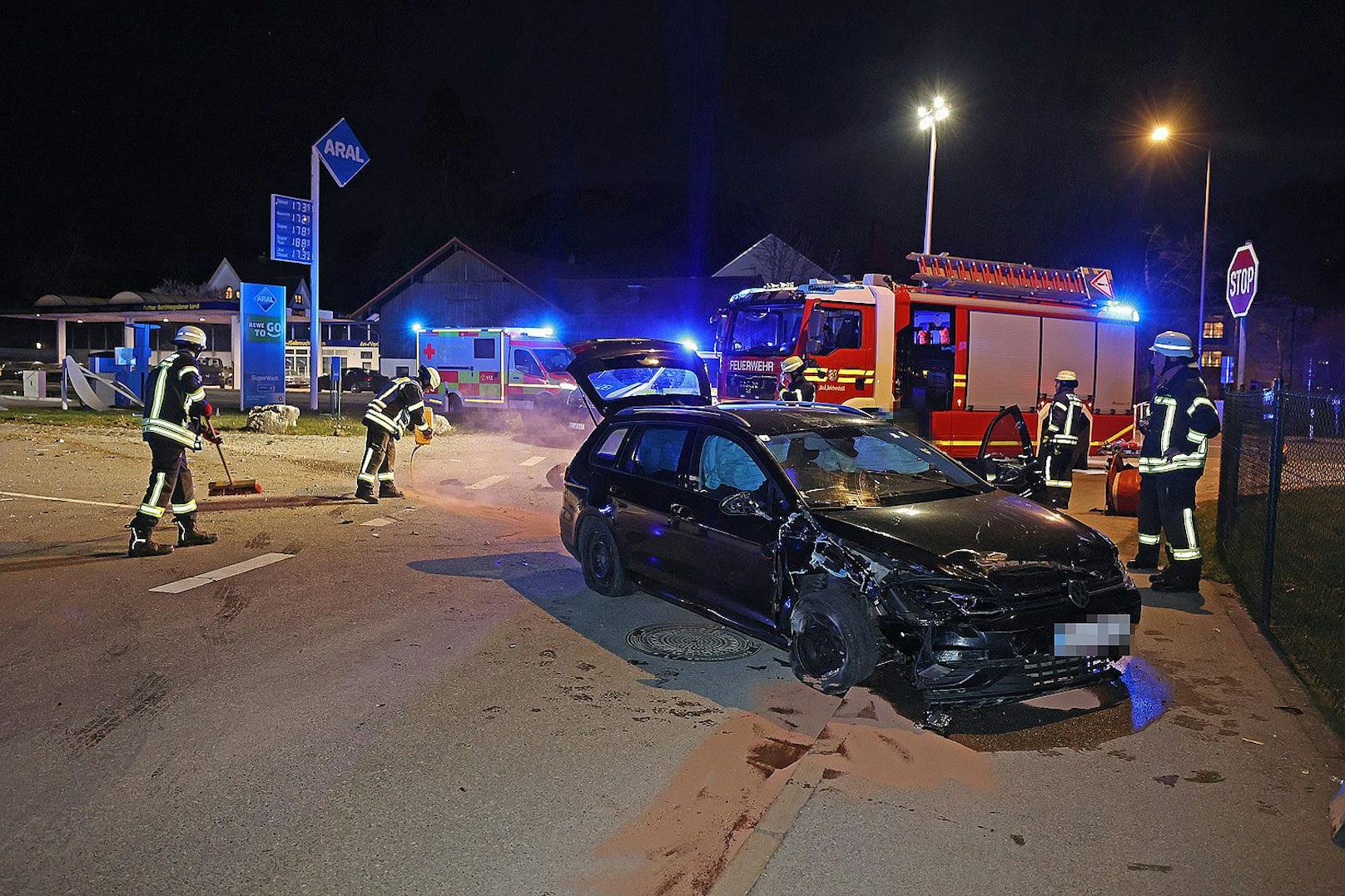 Auf Abwegen: In Bayern riss ein 25-jähriger Salzburger mit seinem VW-Golf eine Zapfsäule um.