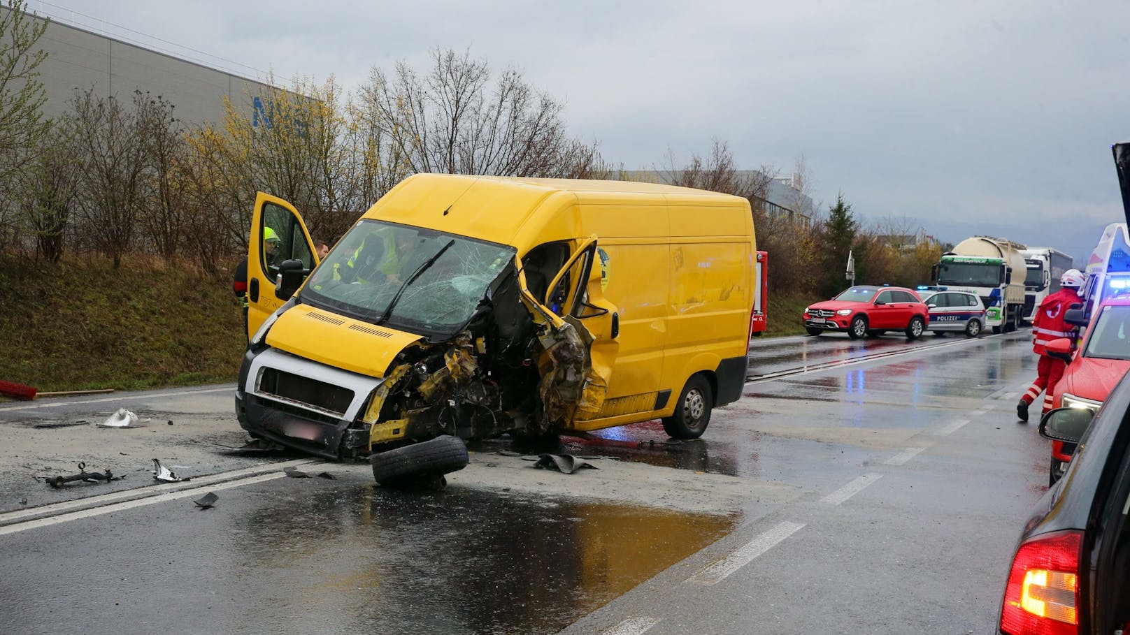 Ebenfalls im Einsatz waren die Polizei sowie ein Abschleppdienst, um die Unfallstelle zu sichern und die beschädigten Fahrzeuge zu bergen.