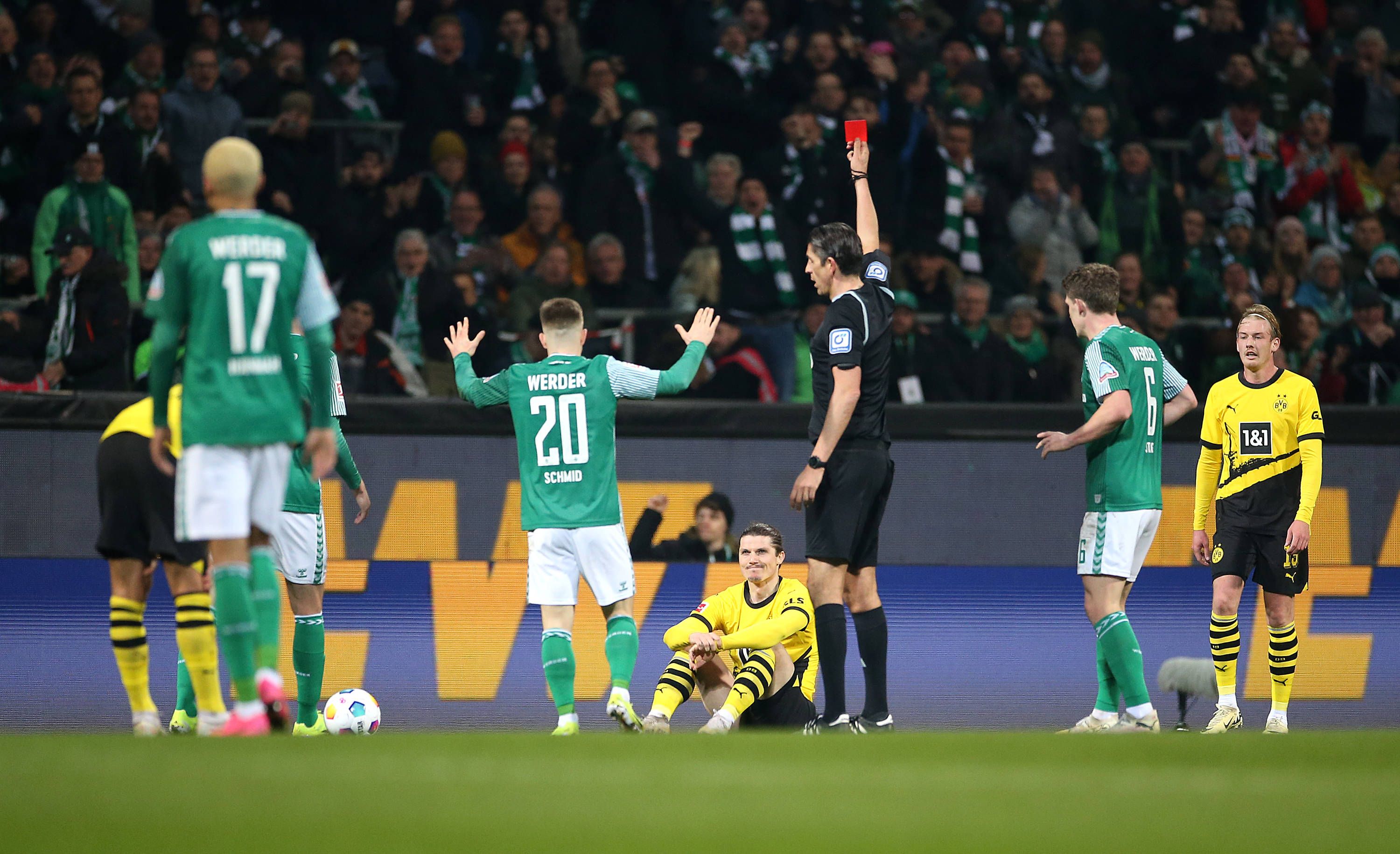 BVB-Star Marcel Sabitzer sah gegen Werder Bremen glatt Rot.