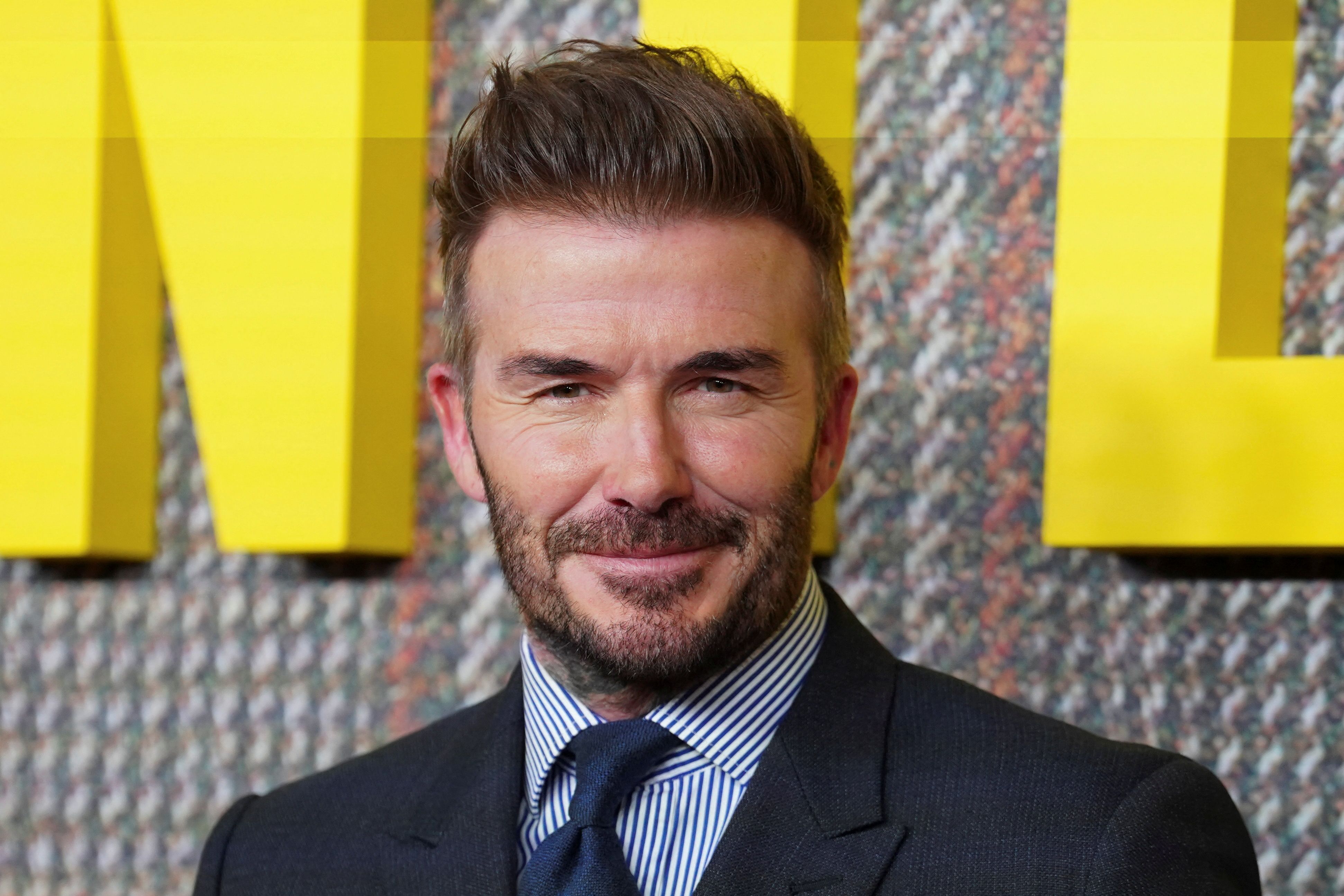 David Beckham wird von Bier die Show gestohlen.