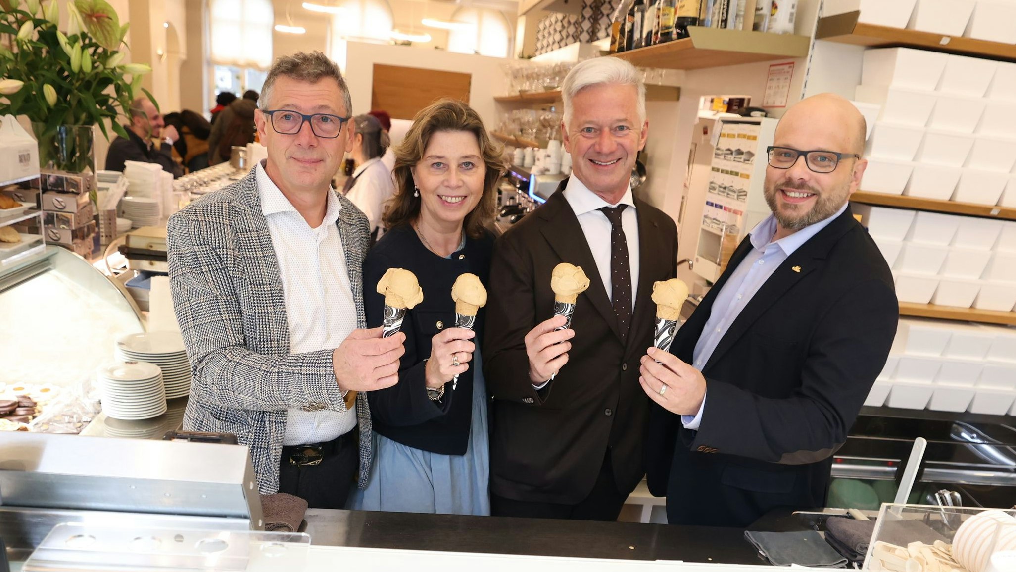 Domenica Grandi, Chef vom Bortolotti, Andrea Prantl von der St. Anna Kinderkrebsforschung, rechts daneben Andrew Nussbaumer und Luca Alberti