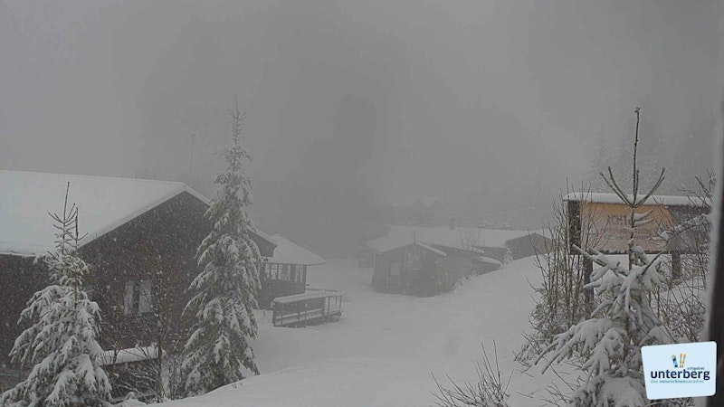 In der Nacht auf den 12. März bescherten starke Niederschläge dem Unterberg in NÖ eine dicke Schneedecke. (Unterberg – Gipfellifte, 1.150m)