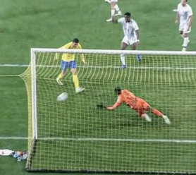 Cristiano Ronaldo verschießt aus drei Metern.