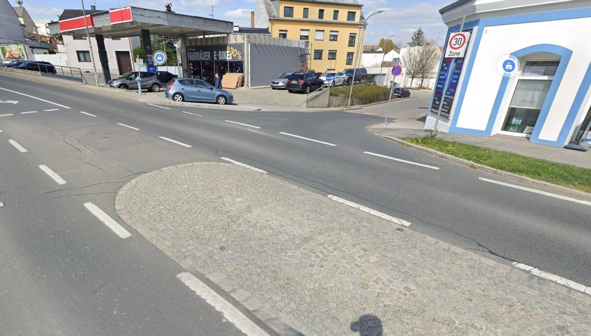 In diesem Bereich wurde die Jugendliche von einem Kastenwagen erfasst. 