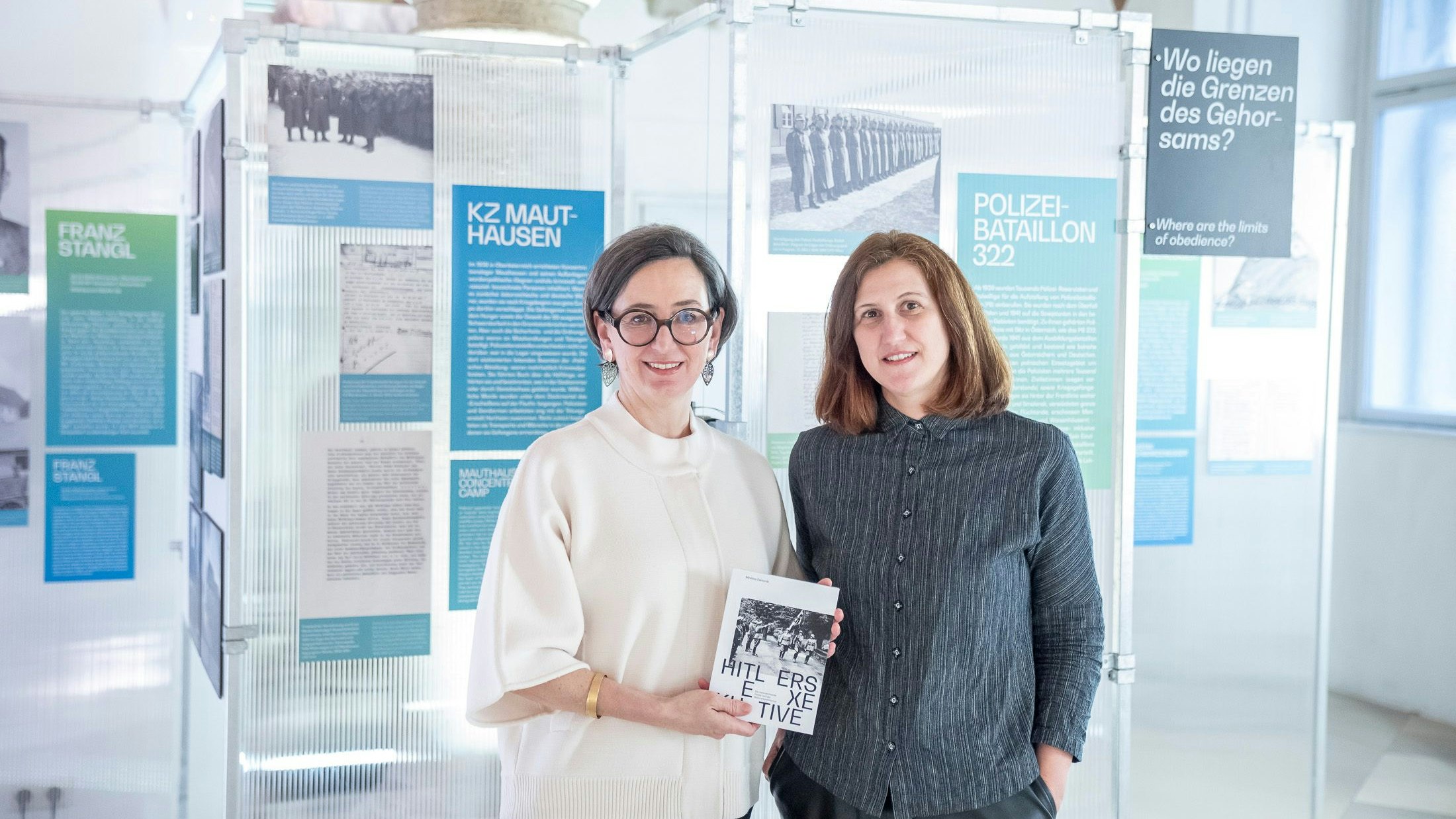 Barbara Stelzl-Marx (l.), wissenschaftliche Projektleiterin, und Kuratorin Maria Zerovnik in der Ausstellung "Hitlers Exekutive"