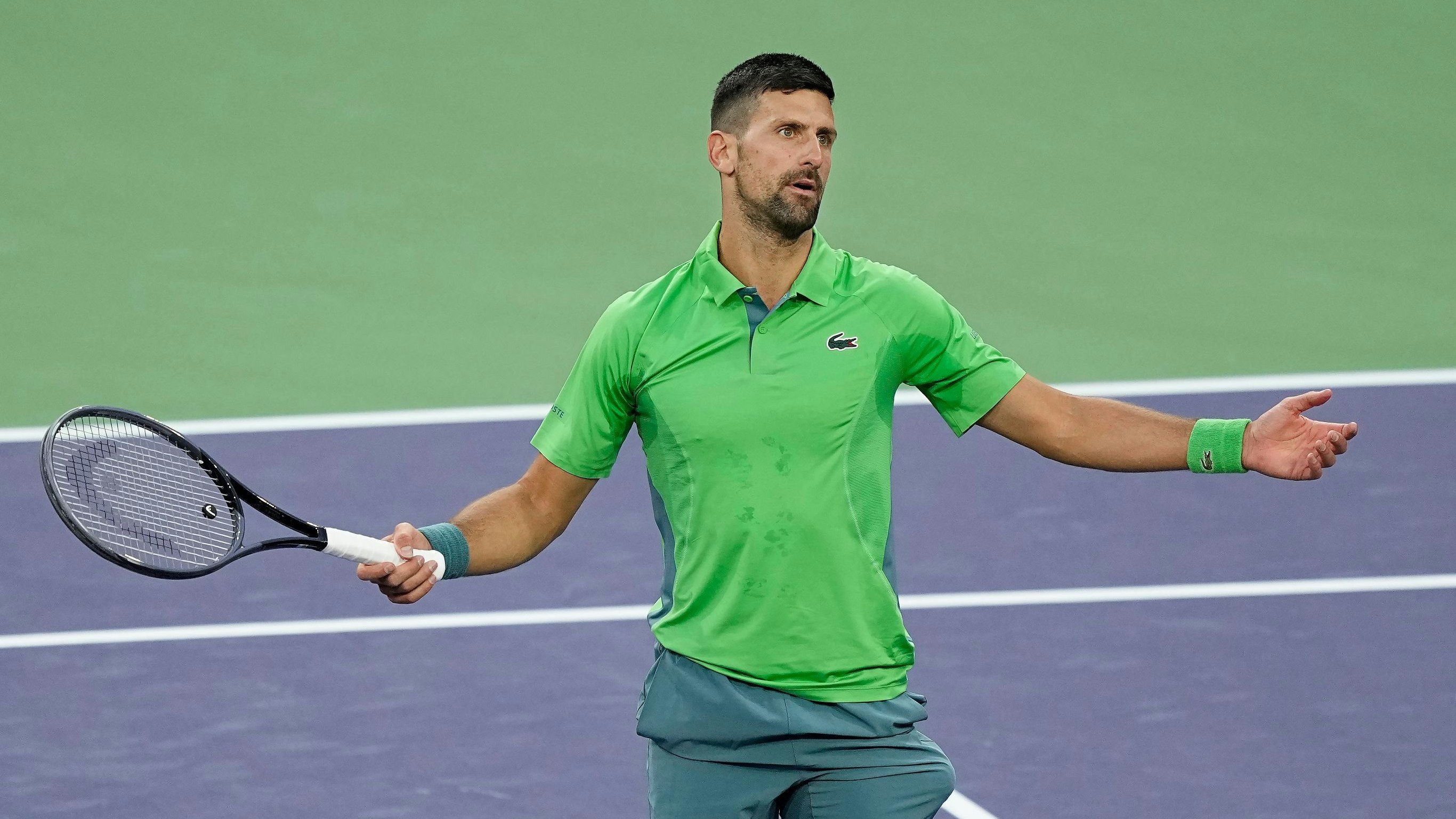 Novak Djokovic kann sein frühes Aus kaum glauben.