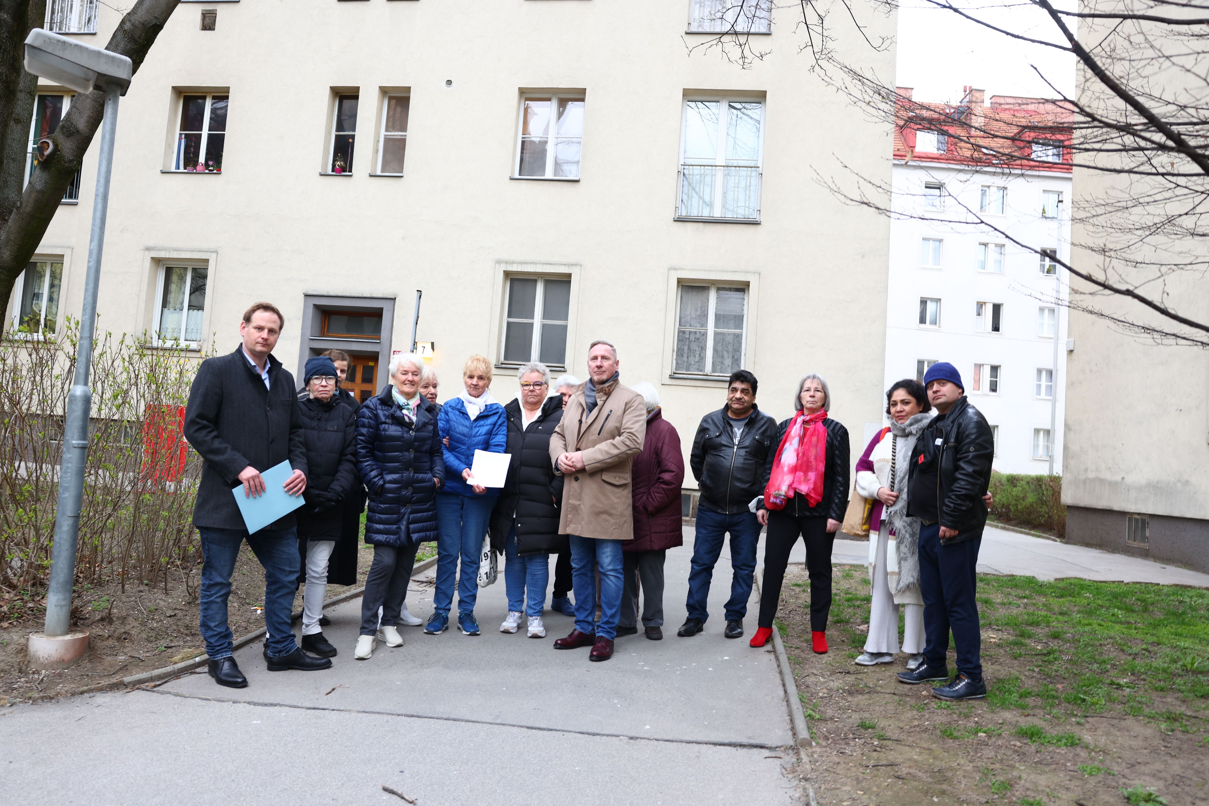 Die Mieter des Gemeindebaus in der Hutweidengasse (Wien-Döbling) gemeinsam mit FPÖ-Wohnbau-Ombudsmann Michael Niegl (Mitte) und FPÖ-Bezirksrat Klemens Resch (ganz links).&nbsp;