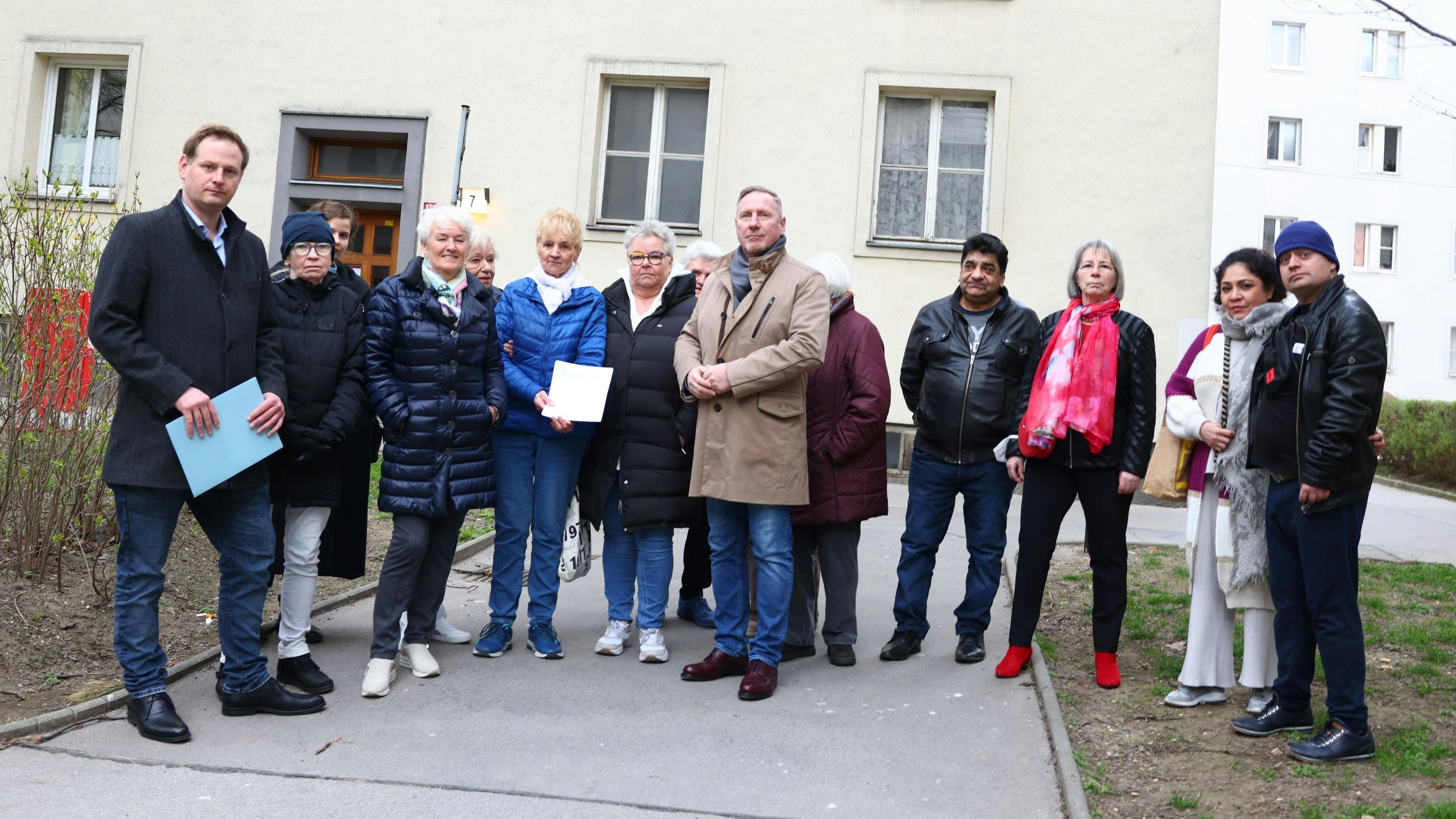 Die Mieter des Gemeindebaus in der Hutweidengasse (Wien-Döbling) gemeinsam mit FPÖ-Wohnbau-Ombudsmann Michael Niegl (X.v.x) und FPÖ-Bezirksrat Klemens Resch (X.v.X)